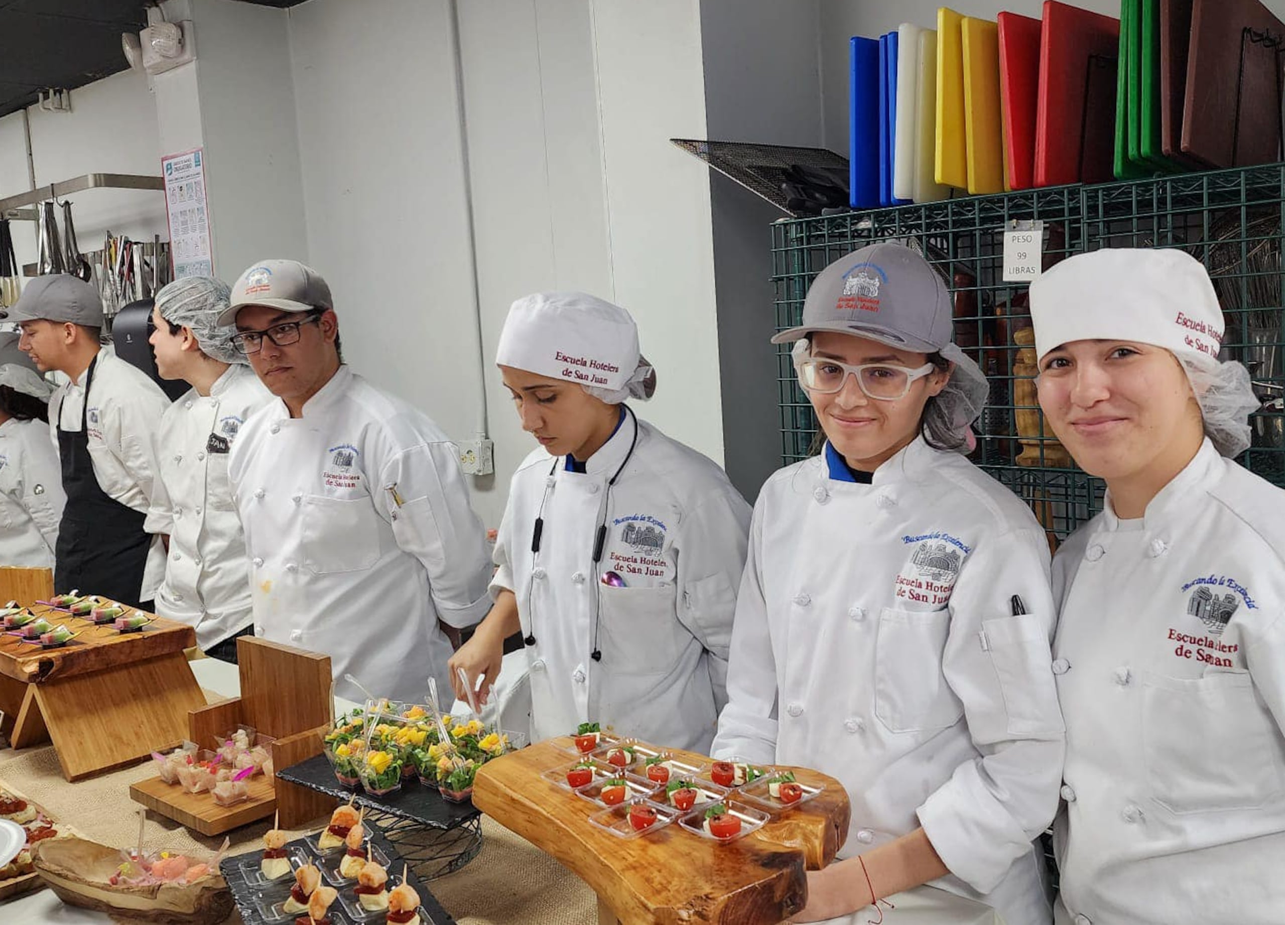 Las cocinas laboratorio de la Hotelera están preparadas modernamente, con las exigencias de la industria.