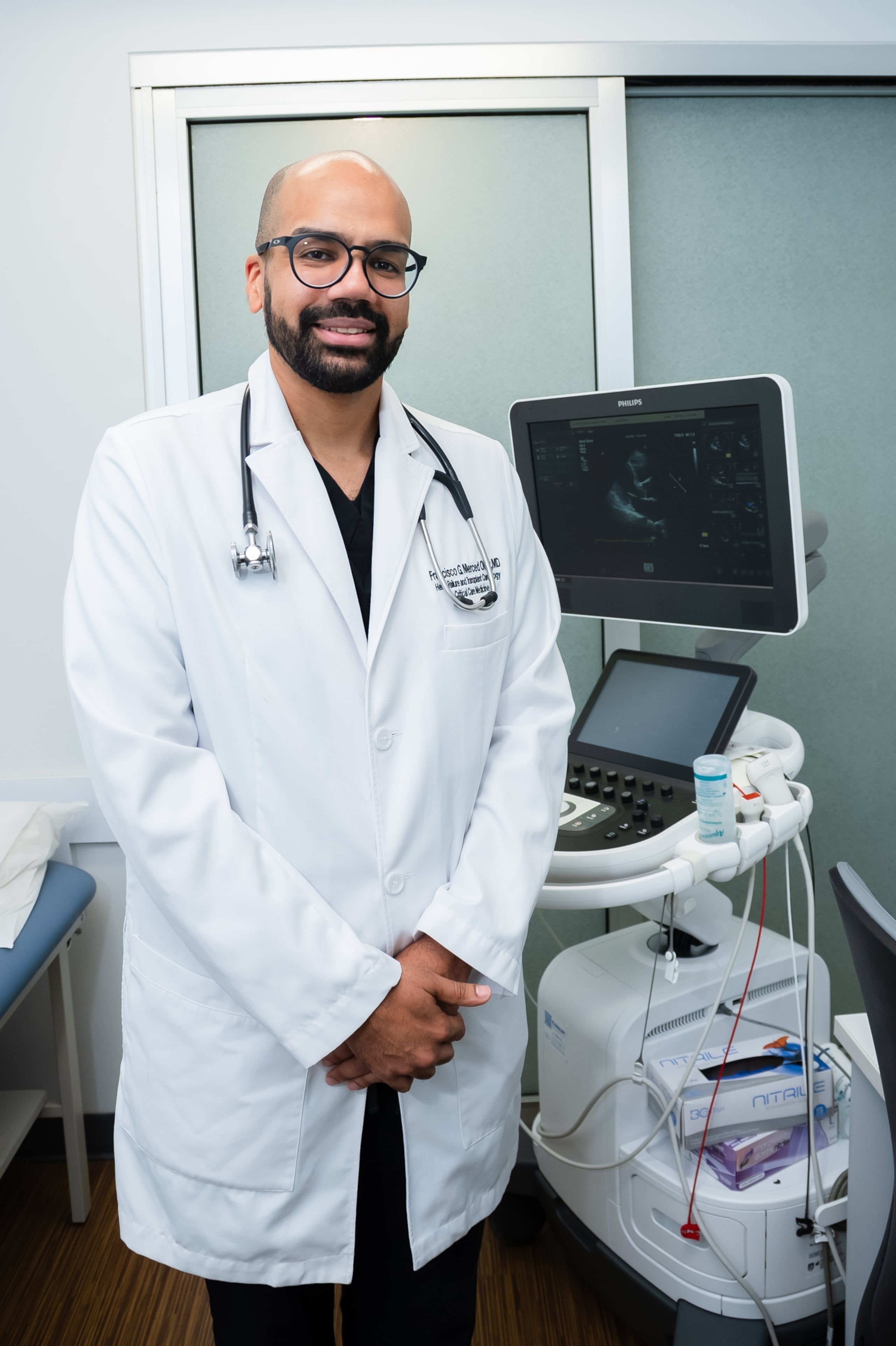 El doctor Francisco Merced es cardiólogo subespecializado en fallo cardíaco, hipertensión pulmonar y medicina de cuidado crítico.
