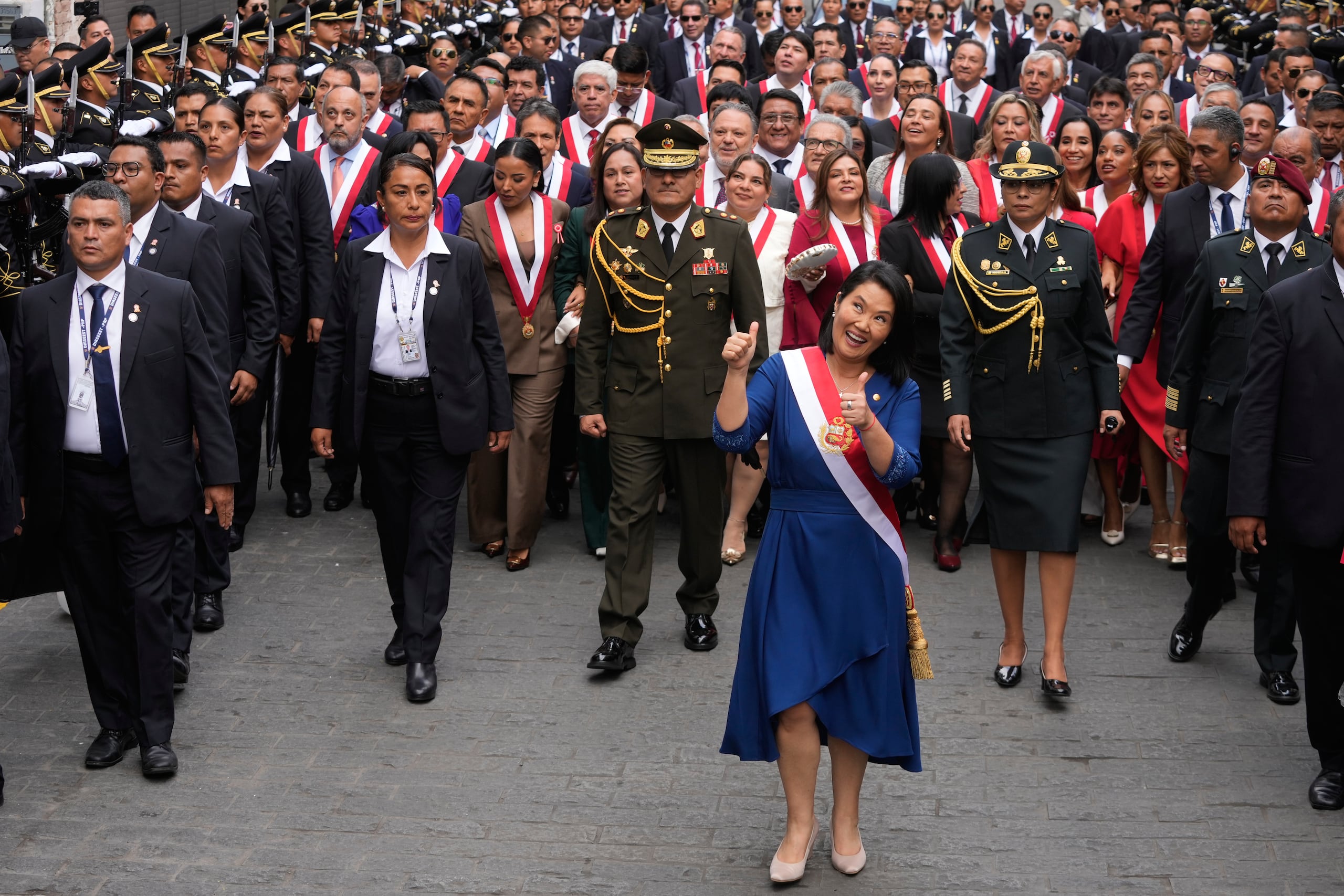 La presidenta de Perú, Keiko Fujimori, camina hacia el palacio presidencial tras su toma de posesión en Lima, Perú, el martes 28 de julio de 2026. (Foto AP/Martín Mejía)