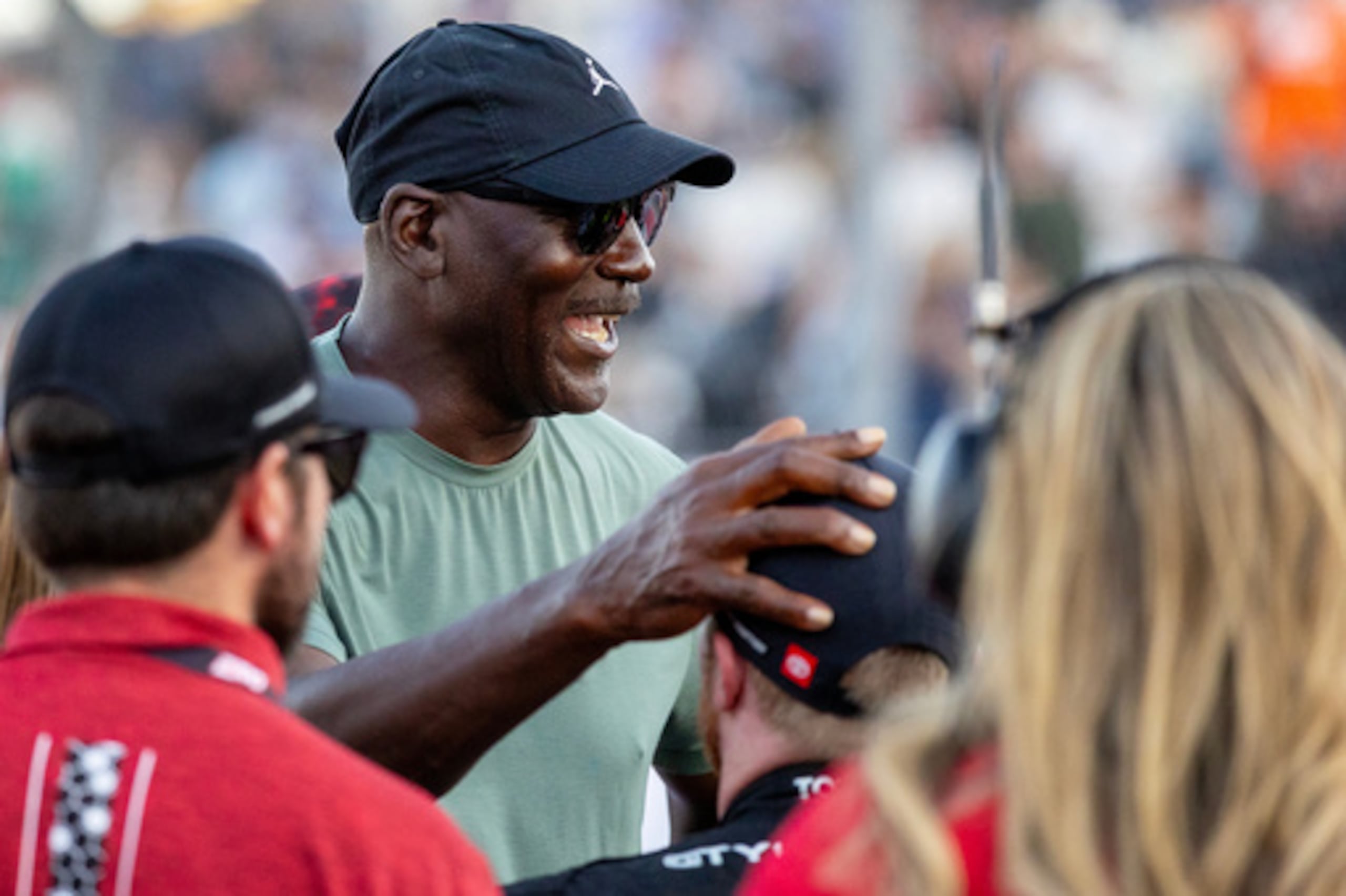 El copropietario del equipo Michael Jordan celebra junto a Tyler Reddick de 23XI Racing durante una carrera automovilística de la NASCAR Cup Series en Austin, Texas, el domingo 1 de marzo de 2026. (AP Photo/Stephen Spillman)