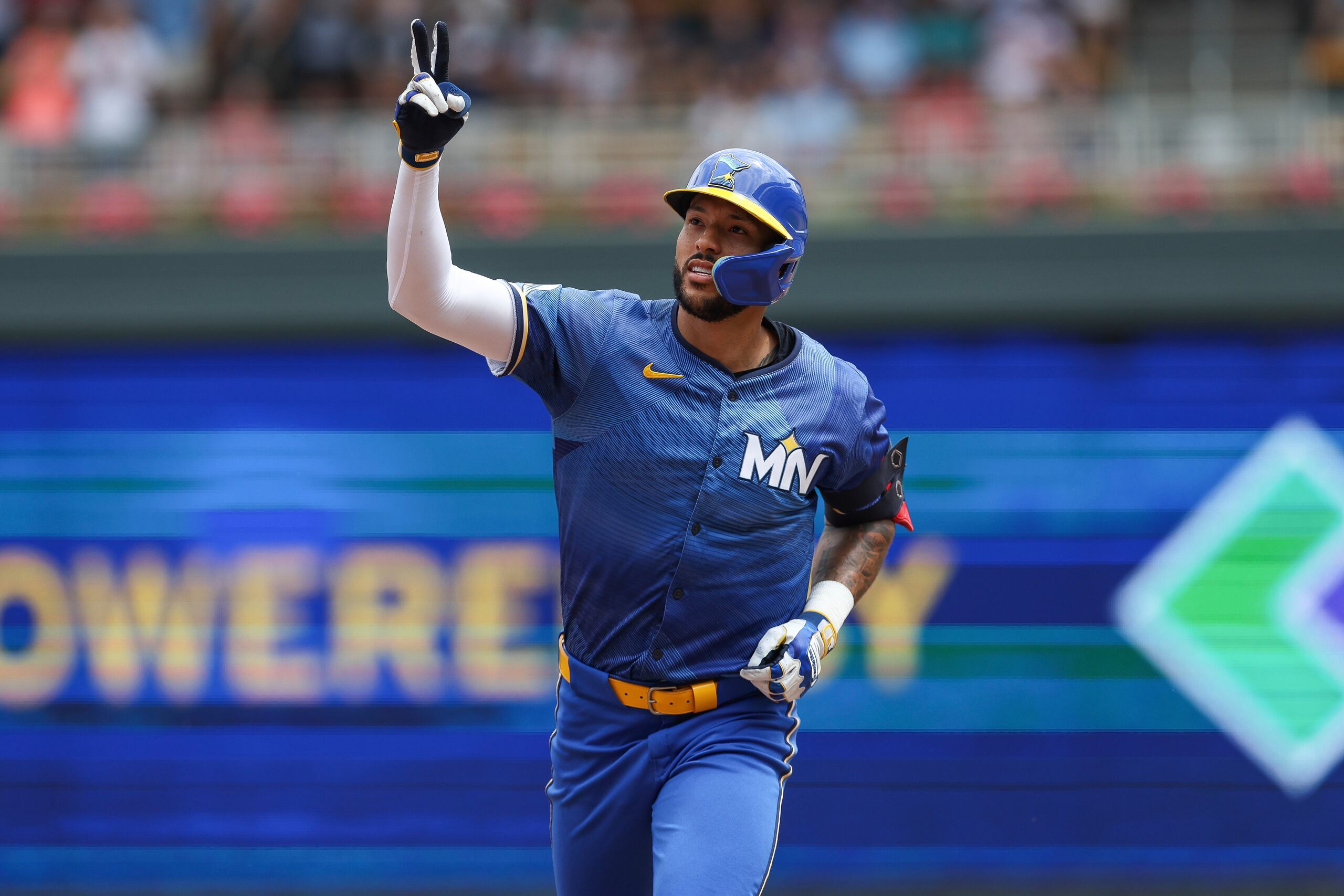 Carlos Correa recorre las bases hacia la tercera base en uno de sus jonrones del primer juego del domingo.