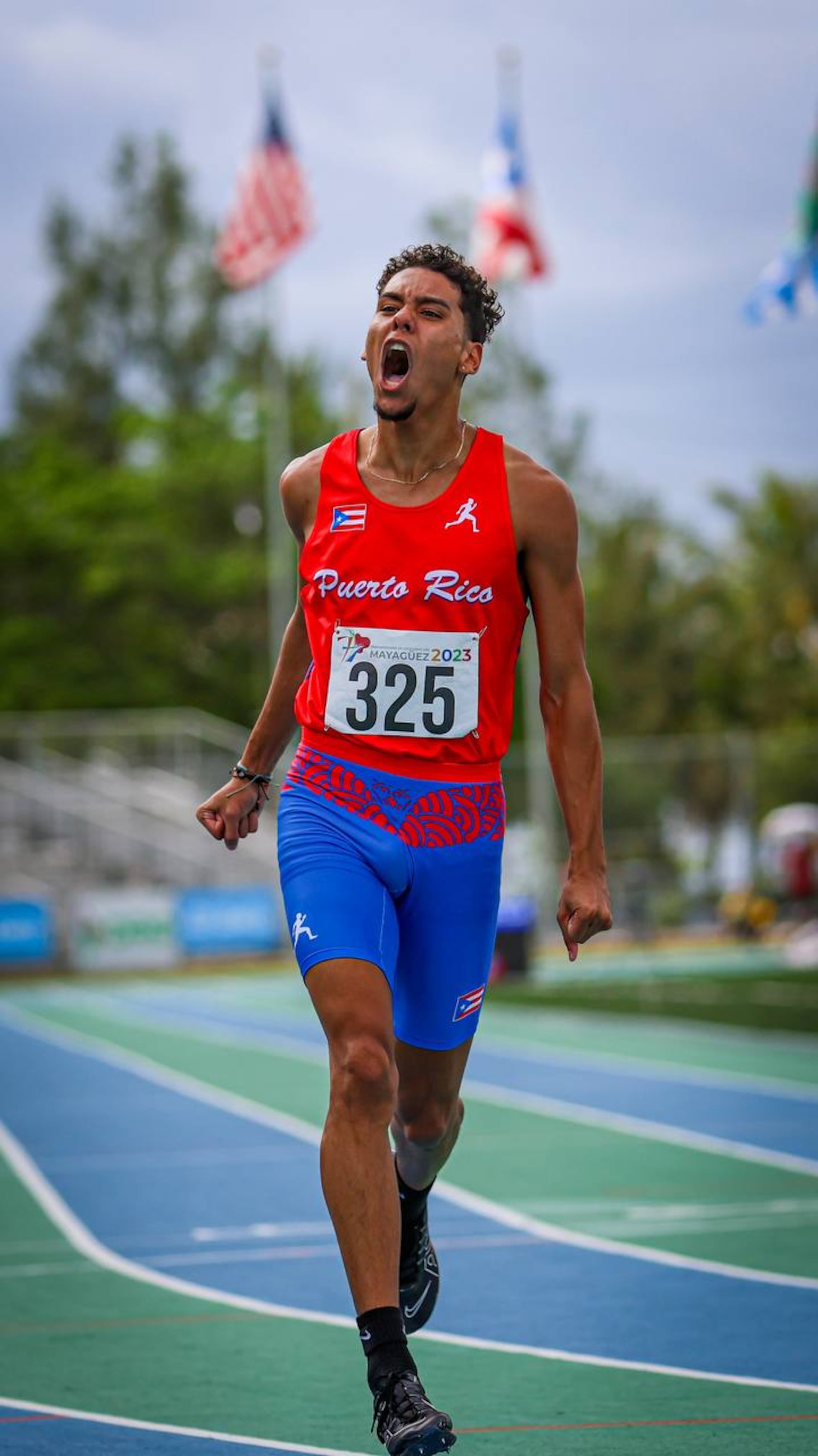 José Figueroa Acevedo celebra su medalla de bronce en los 200 metros.