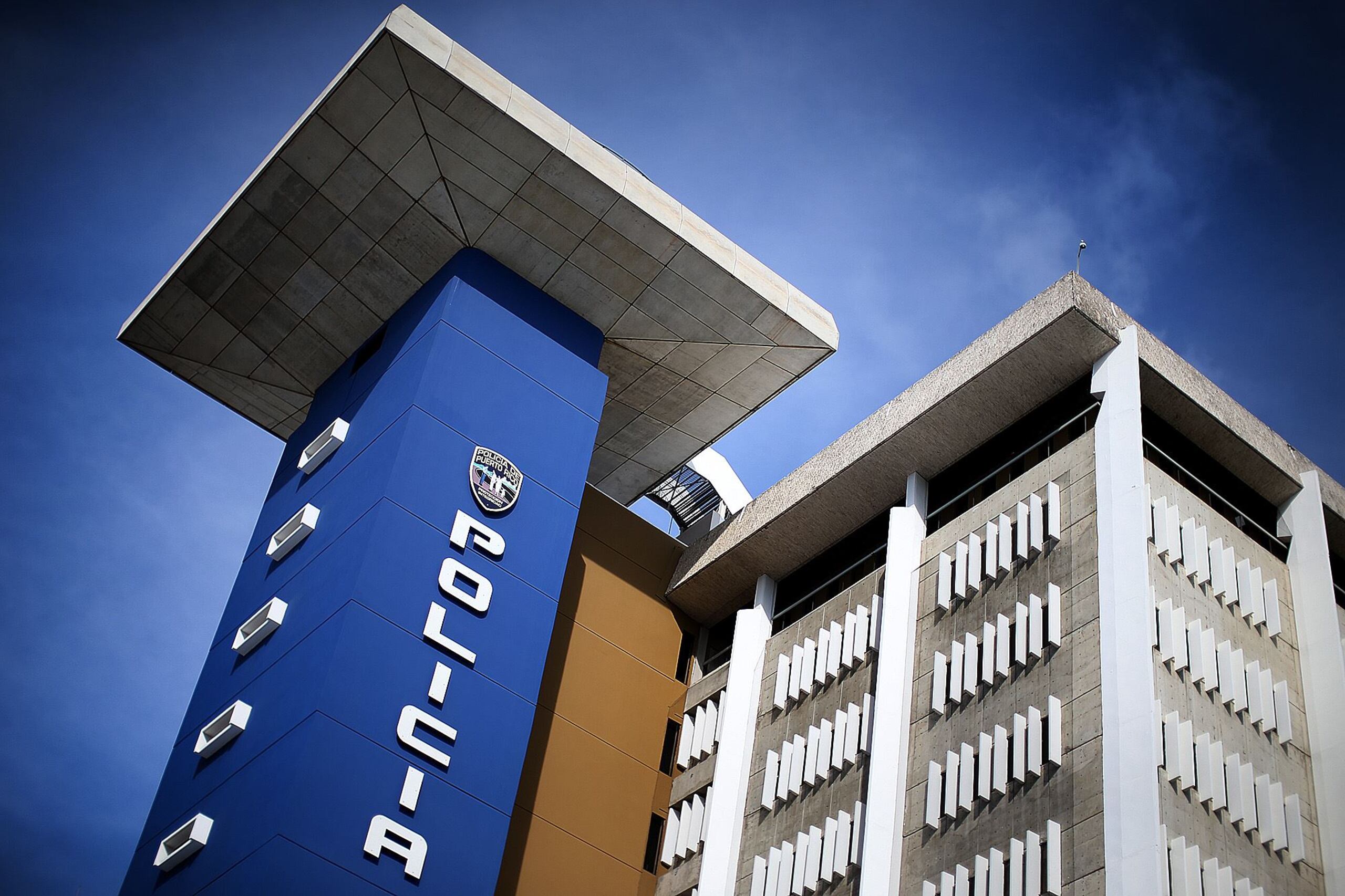 El agente Rodríguez de la División de Patrullas de Carreteras de San Juan junto al fiscal Brian Burgos Hernández se hicieron cargo de la investigación. (Archivo/GFR)