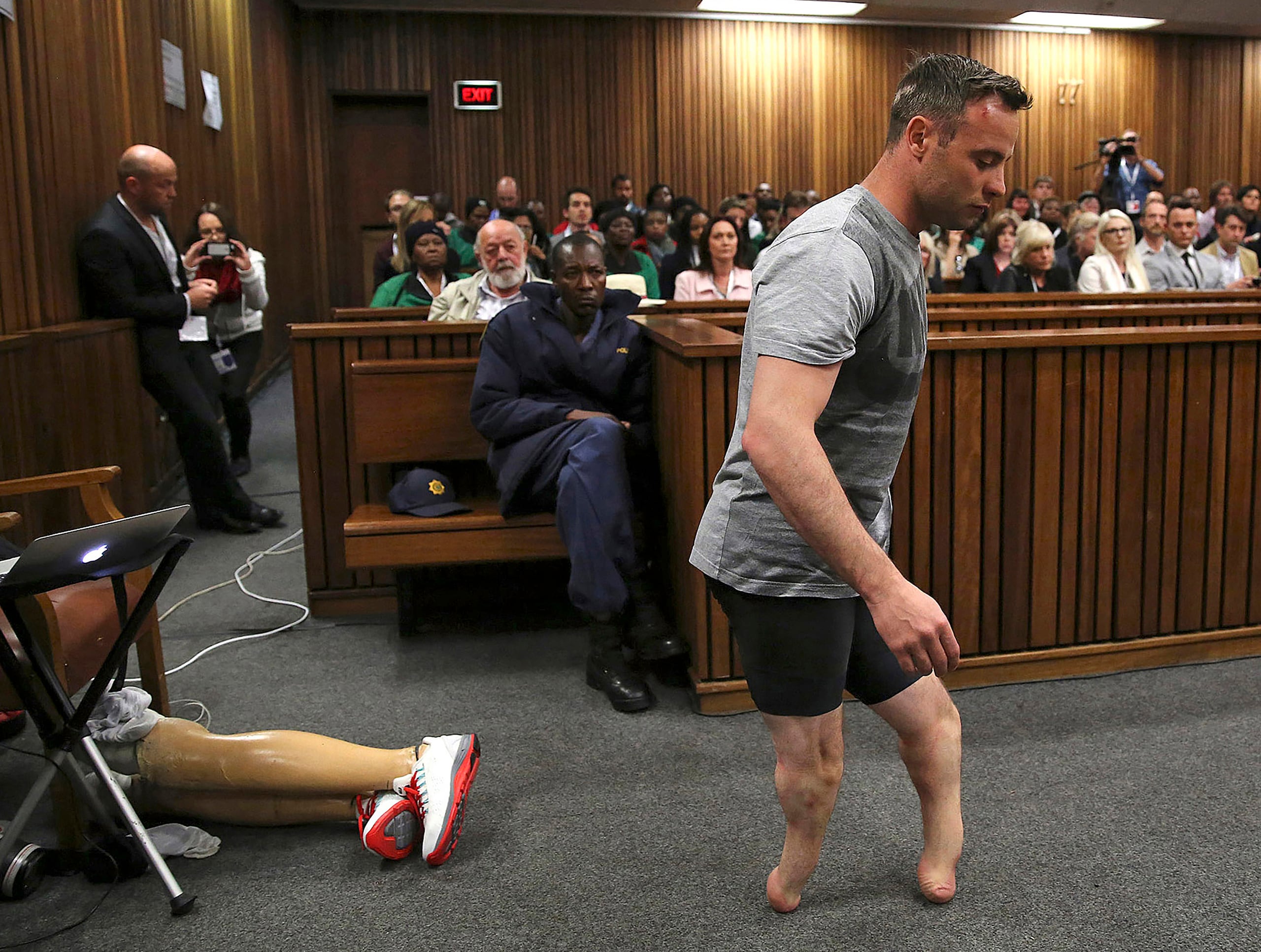 Pistorius era considerado un modelo inspirador, ya que de bebé le amputaron las dos piernas por debajo de la rodilla, se convirtió en campeón de velocidad con sus prótesis e hizo historia al competir en los Juegos Olímpicos de Londres 2012.