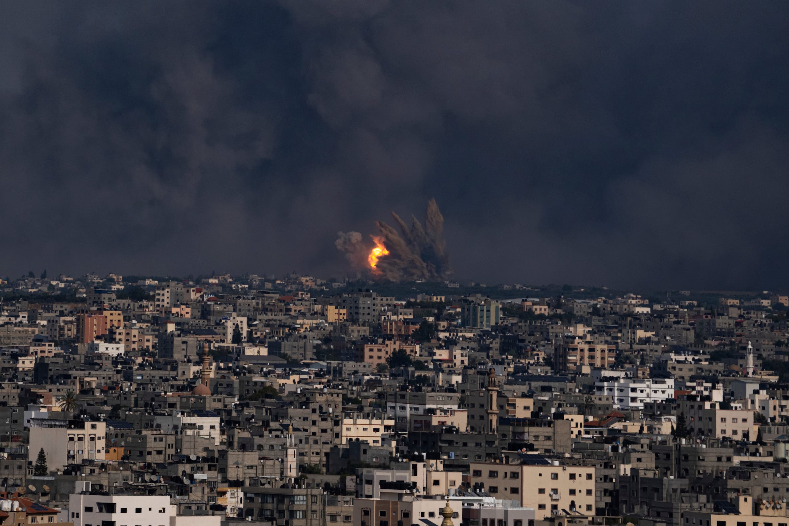 Humo y fuego se observan luego de un ataque aéreo israelí en la Ciudad de Gaza, el domingo 8 de octubre de 2023.