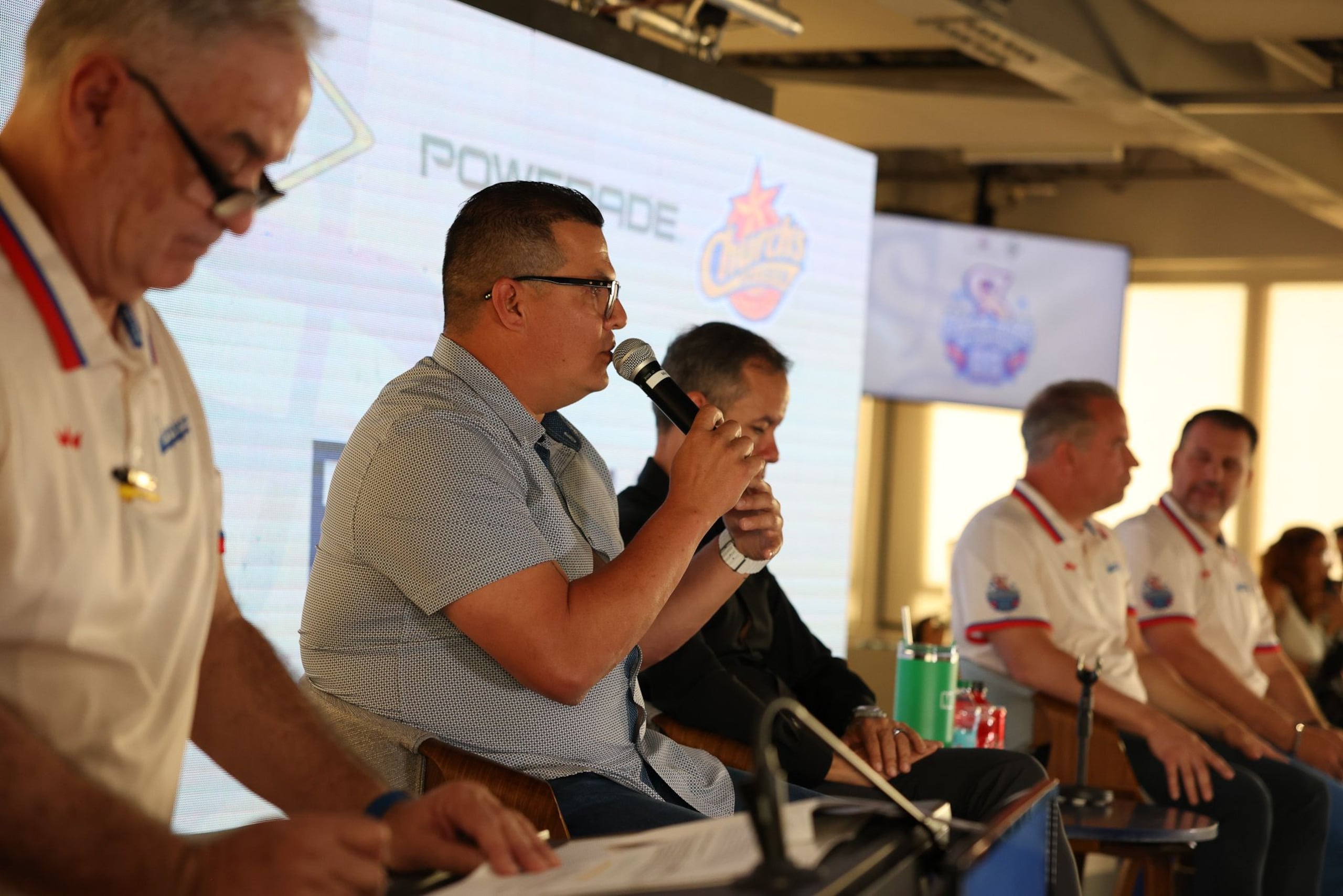 La conferencia de los Cangrejeros de Santurce presentó oficialmente a su nuevo dirigente Omar López (al micrófono).