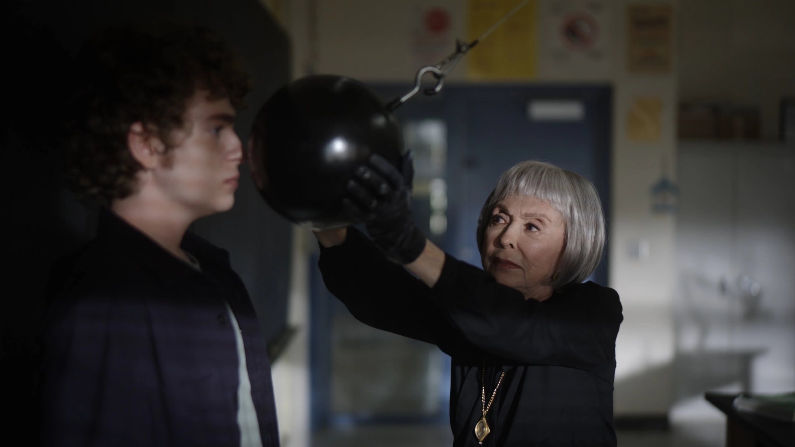 El actor Connor Kalopsis da vida a "Ben Palmer" y Rita Moreno a la "Sra. Wheeler".