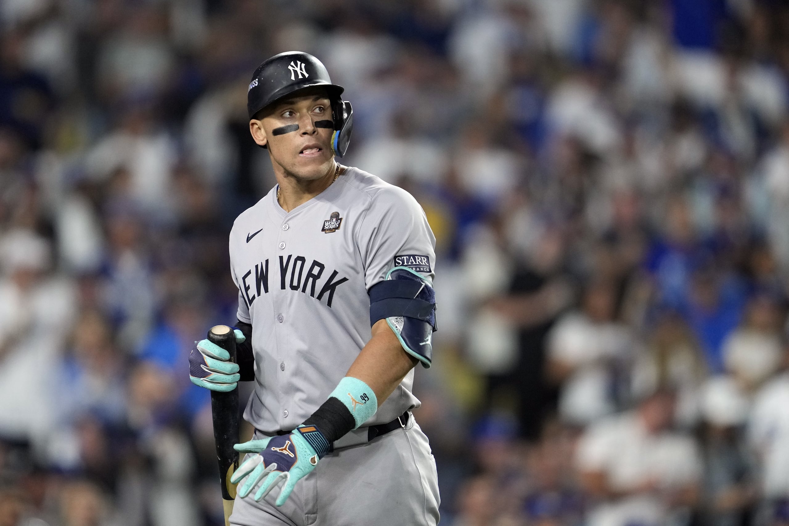 Aaron Judge va camino al dugout de los Yankees luego de poncharse en la novena entrada contra los Dodgers en el segundo juego de la Serie Mundial.
