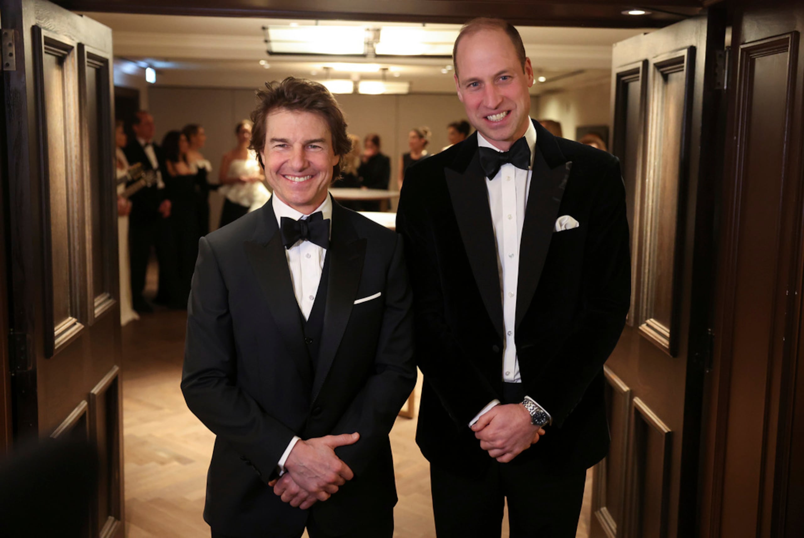 El actor estadounidense Tom Cruise posa junto al príncipe Guillermo en la gala y cena de London Air Ambulance Charity en The OWO, Londres, el 7 de febrero de 2024.
