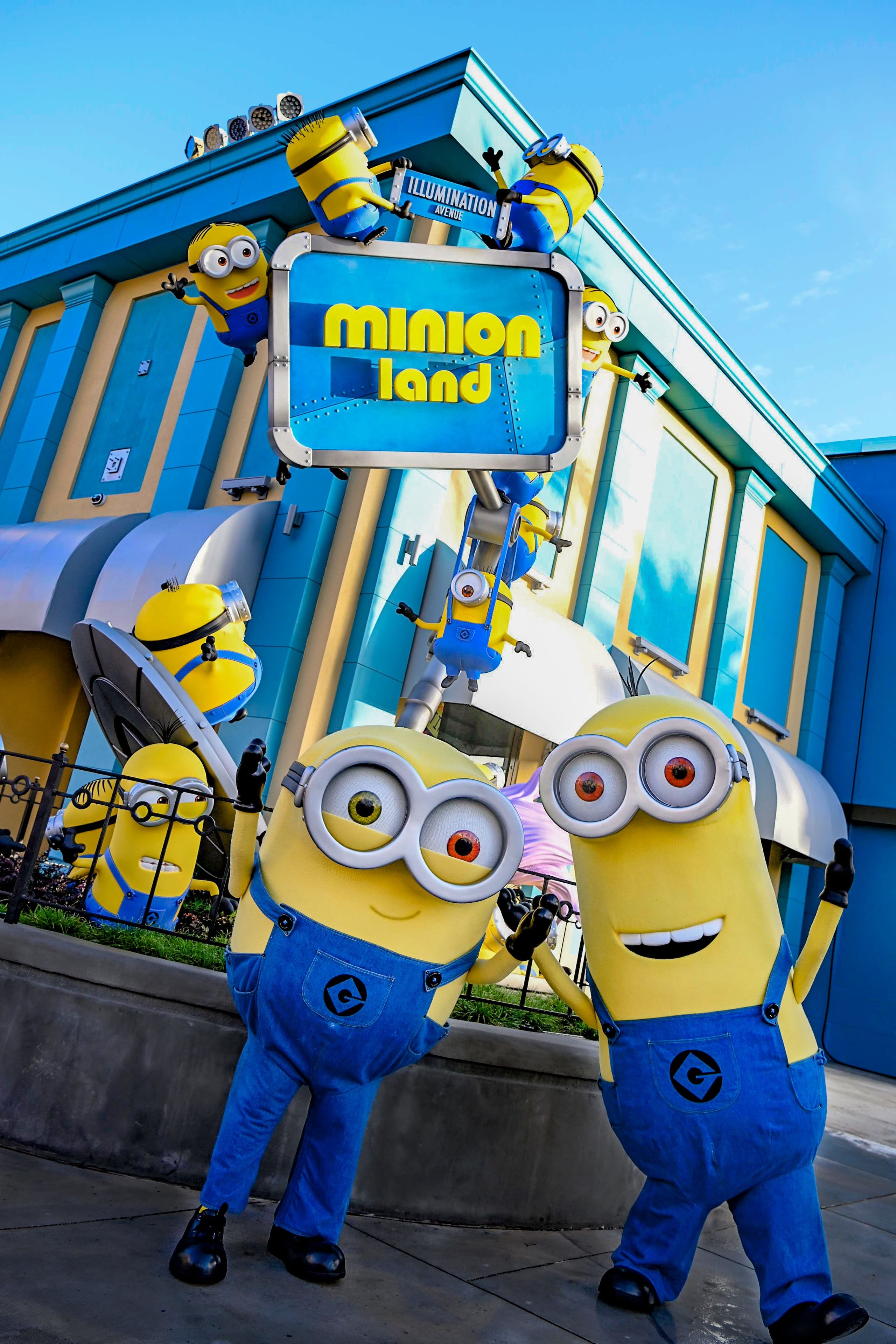 Fotografía cedida hoy por Universal Orlando Resort que muestra su nueva atracción, Minion Land, que abrirá el próximo 11 de agosto en Illumination Avenue, en Orlando (EE.UU). EFE/ Universal Orlando Resort