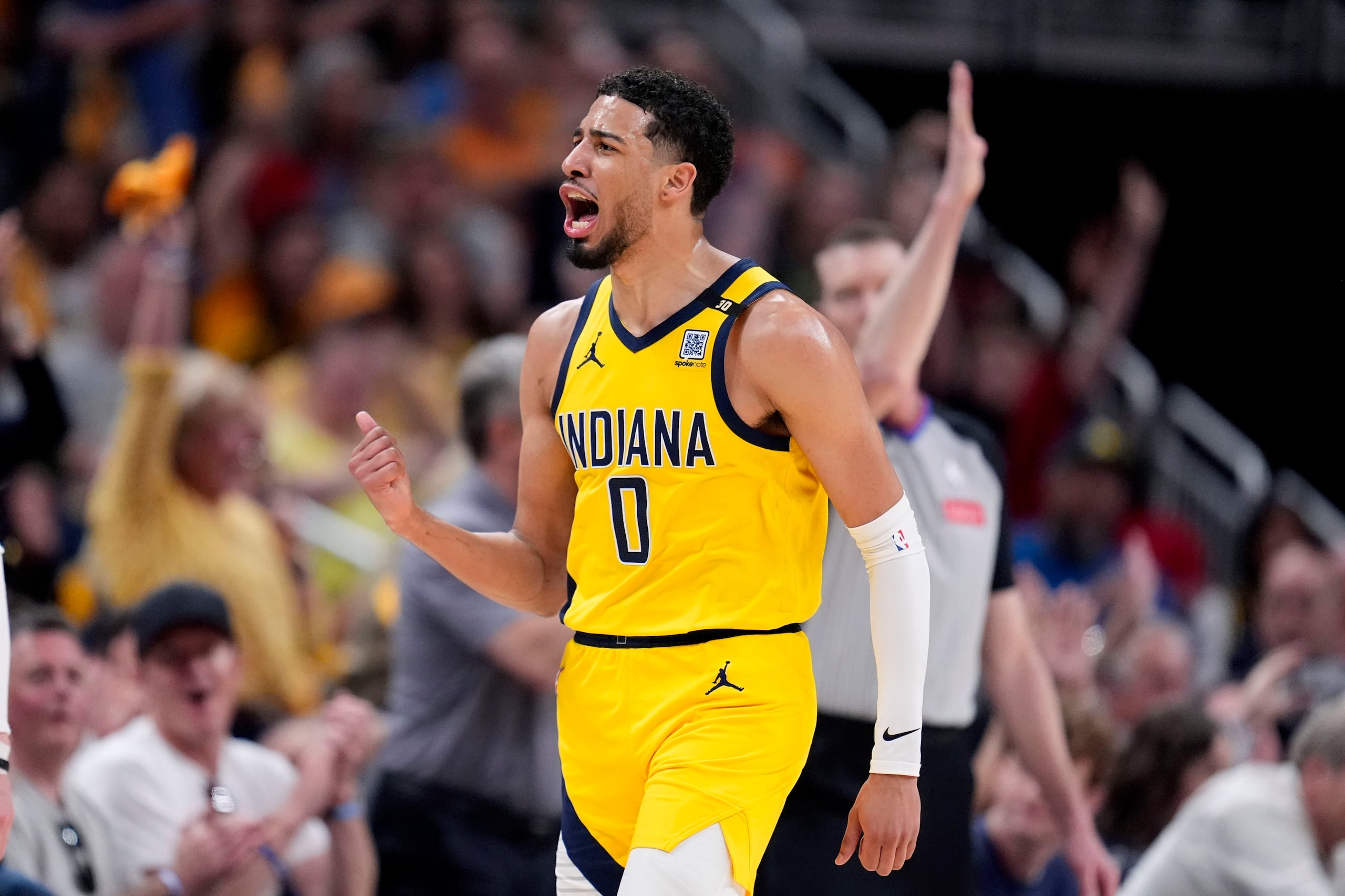 Tyrese Haliburton, de los Pacers de Indiana, celebra un triple ante los Knicks de Nueva York durante la segunda ronda de los playoffs.
