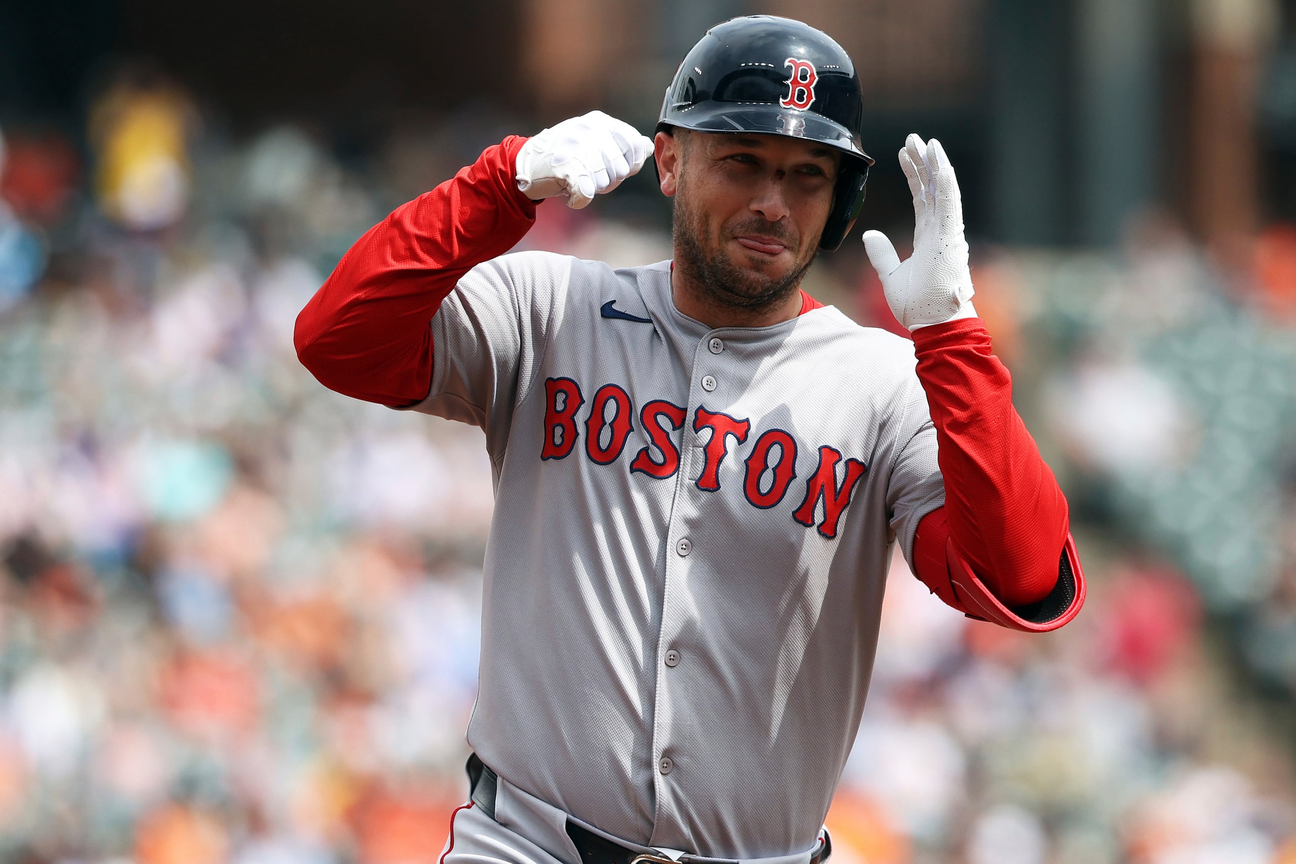 Alex Bregman de los Medias Rojas de Boston celebra tras conectar un jonrón ante los Orioles de Baltimore, el jueves 3 de abril de 2025, en Baltimore. (AP Foto/Daniel Kucin Jr.)