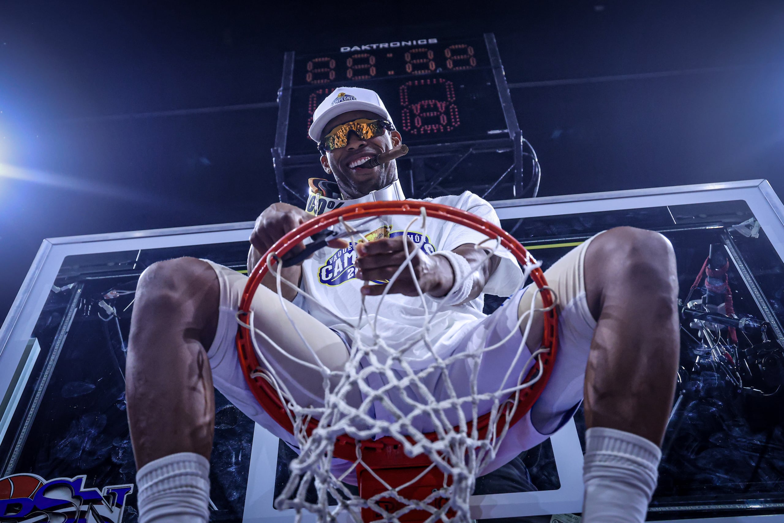 Gary Browne corta la malla de uno de los canastos que se utilizaron en el quinto juego de la final del BSN entre los Vaqueros de Bayamón y los Leones de Ponce.