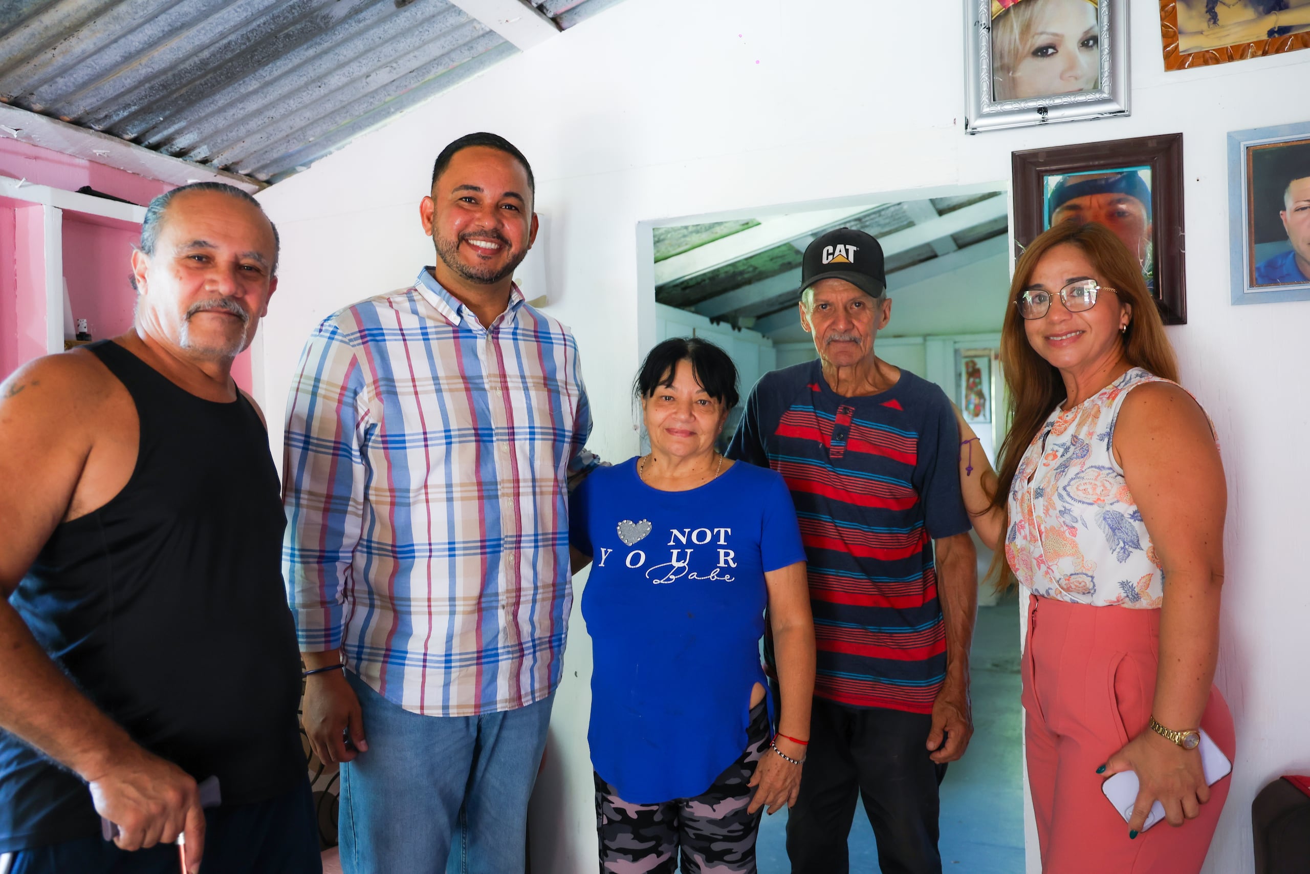 De izquierda a derecha; Héctor Luis Pérez Valiera, el alcalde Josean González Febres, doña Carmen Román Cruz, don Alejandro Rosario Pérez y la directora de la Oficina de Ayuda del Ciudadano, Sofi Vega.