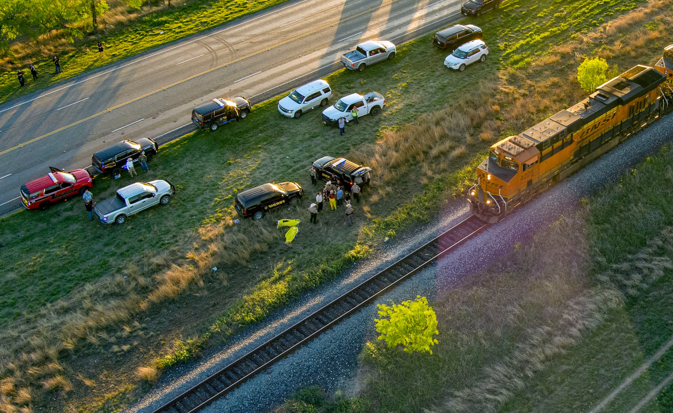 La locomotora no volcó cuando se salió de los raíles, pero un tanque de combustible resultó perforado, provocando el derrame.