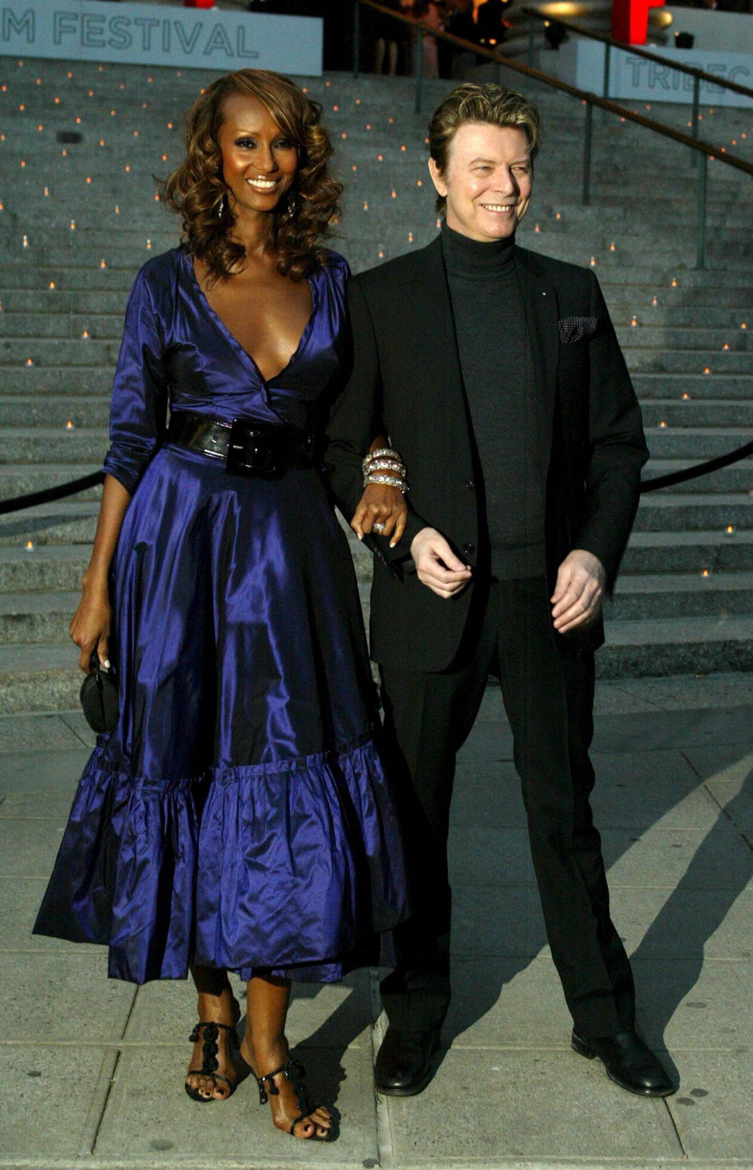 David Bowie y su esposa, la supermodelo Iman, en una imagen de archivo tomada en Nueva York, en la Fiesta Vanity Fair del Festival de Cine Tribeca 2006. EFE/JASON SZENES
