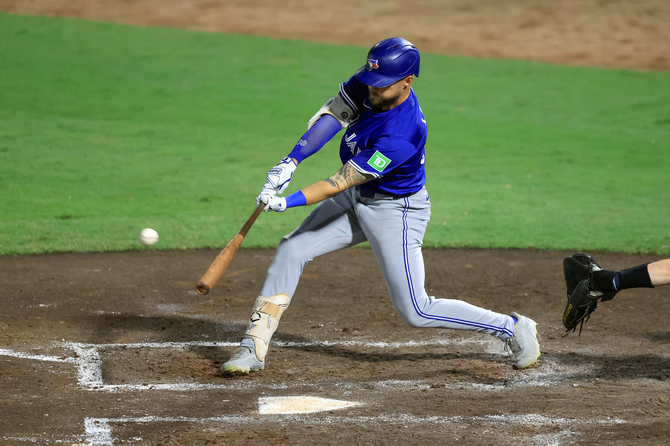 Nathan Lukes, de los Blue Jays de Toronto, pega un jonrón ante los Rays de Tampa Bay en el duelo del martes.