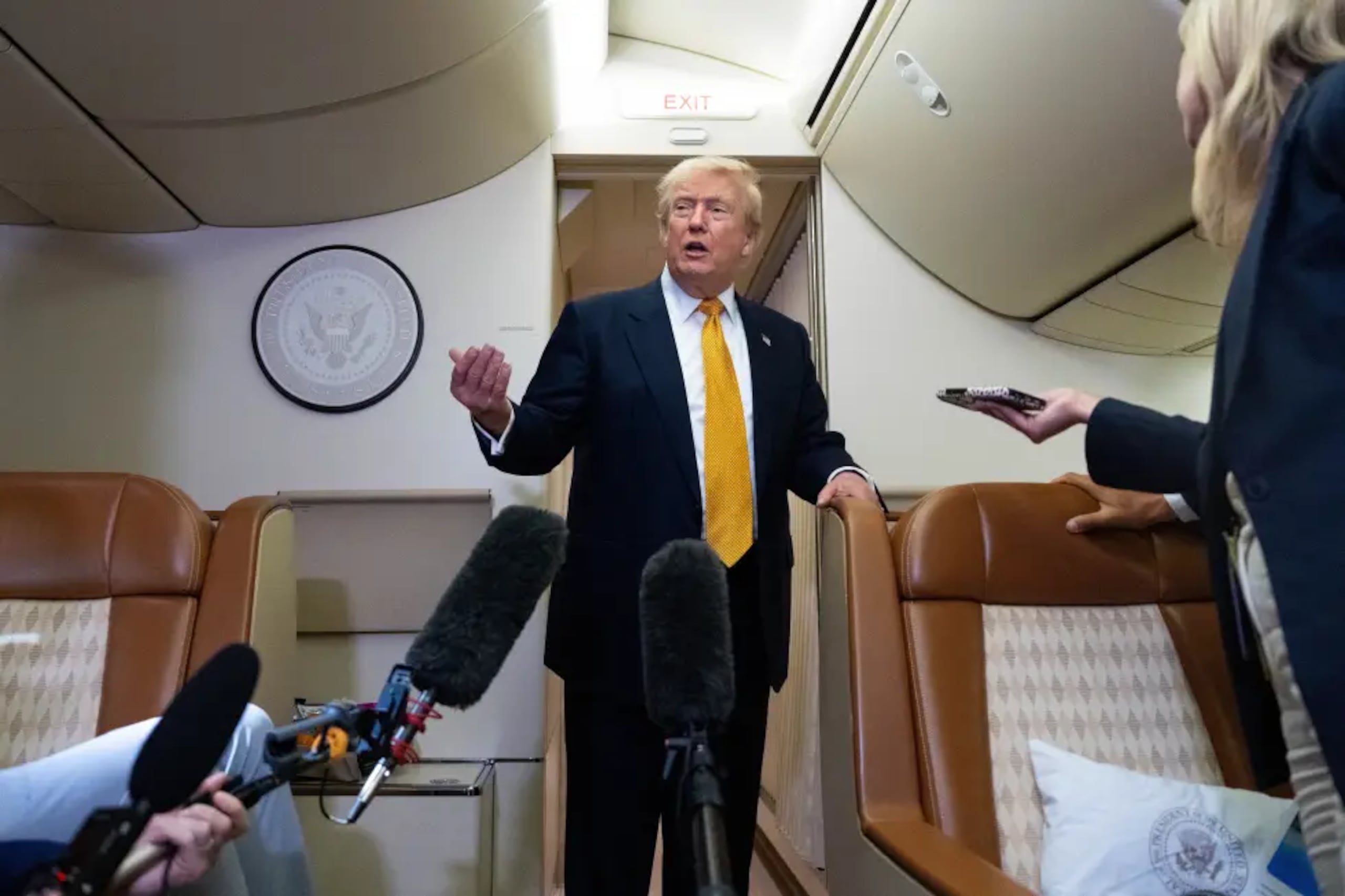 El presidente voló en el nuevo Air Force One a Turquía esta semana, pero salió el miércoles en uno de los aviones de modelo más antiguo rumbo a una base de la Real Fuerza Aérea en Suffolk, Inglaterra.
