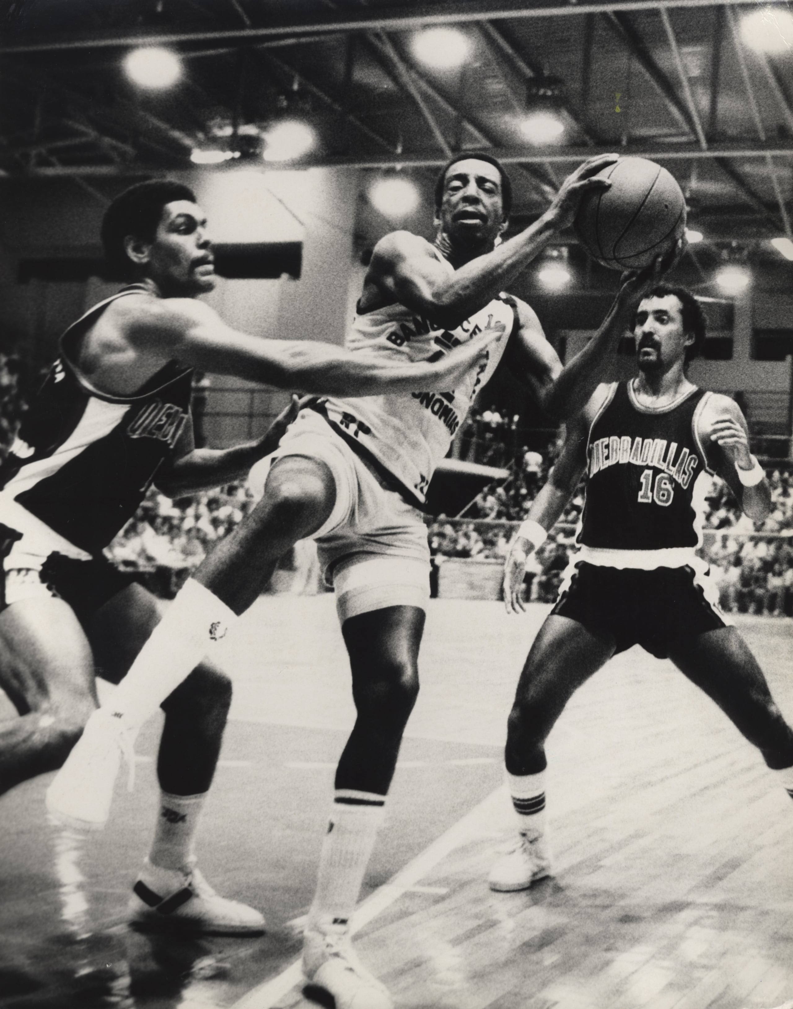 En la campaña de 1979, Raymond Dalmau, a la izquierda, intenta sacarle el balón a Héctor 'El Mago' Blondet, de los Cardenales de Río Piedras, mientras Neftalí Rivera les observa.