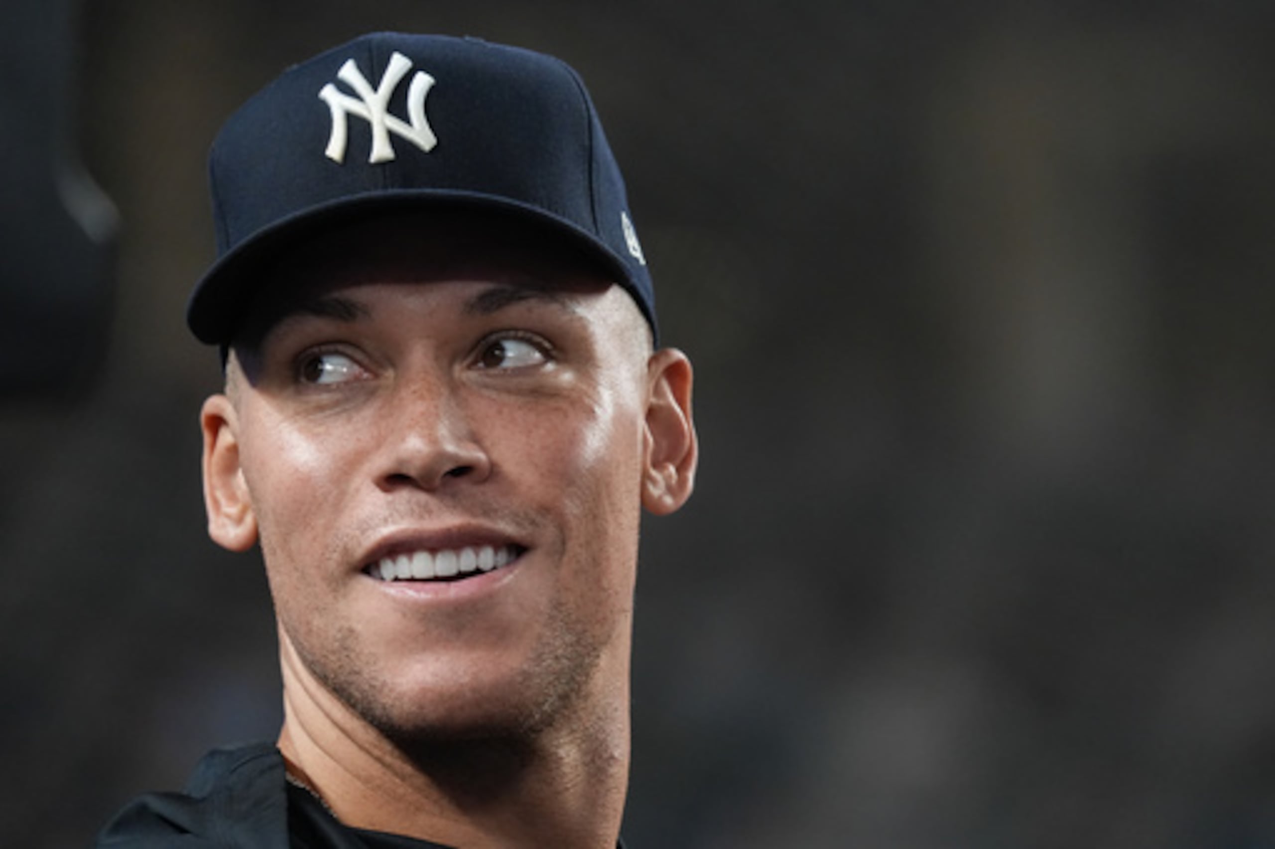 Aaron Judge, de los Yankees de Nueva York, sonríe a los aficionados durante un partido de béisbol contra los Astros de Houston, el miércoles 26 de agosto de 2026, en Nueva York. (Foto AP/Ryan Murphy)