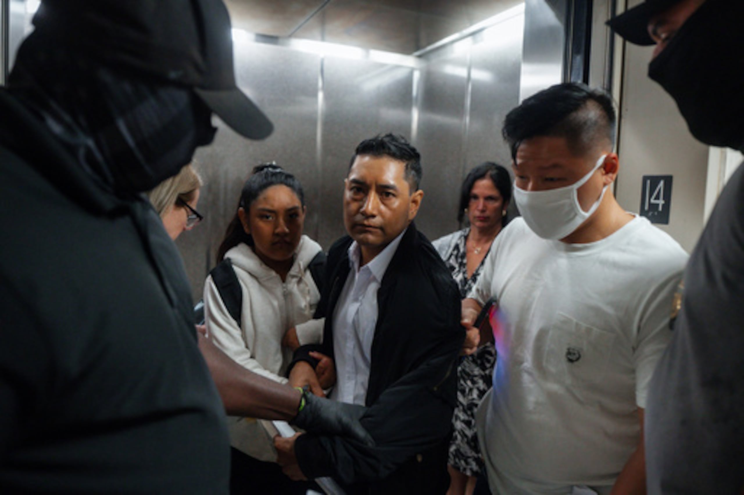 ARCHIVO - Agentes del Servicio de Inmigración y Control de Aduanas sacan a un hombre de un ascensor mientras él y su hija intentan marcharse tras una vista en el tribunal de inmigración, el viernes 5 de septiembre de 2025, en Nueva York. (Foto AP/Olga Fedorova, archivo)
