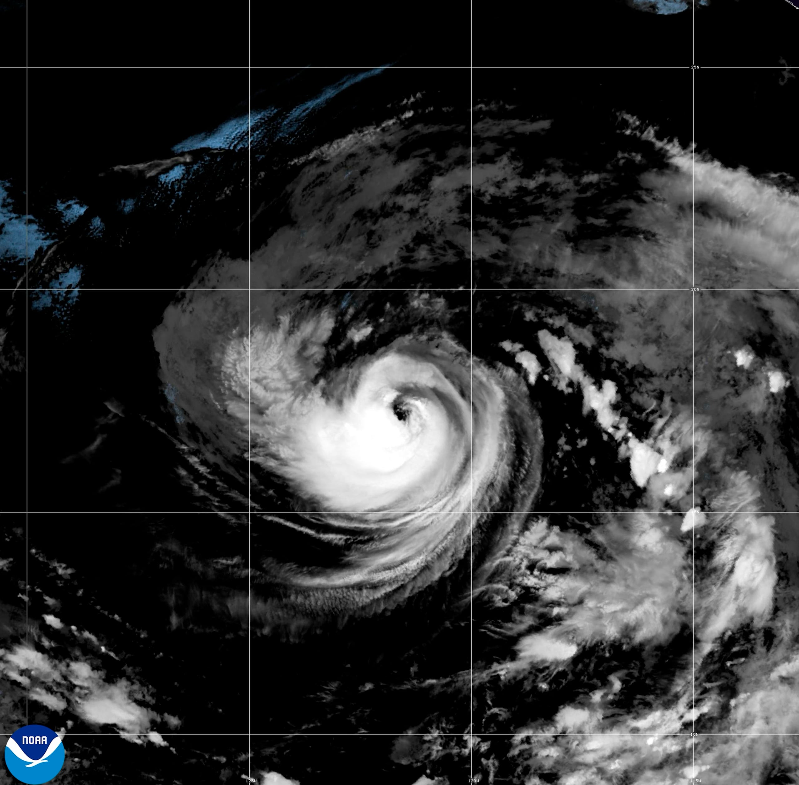 Esta imagen satelital, difundida por la Oficina Nacional de Administración Oceánica y Atmosférica (NOAA, por sus siglas en inglés), muestra al huracán Karina intensificándose el domingo 30 de agosto de 2026 frente al extremo sur de Baja California. (NOAA vía AP)