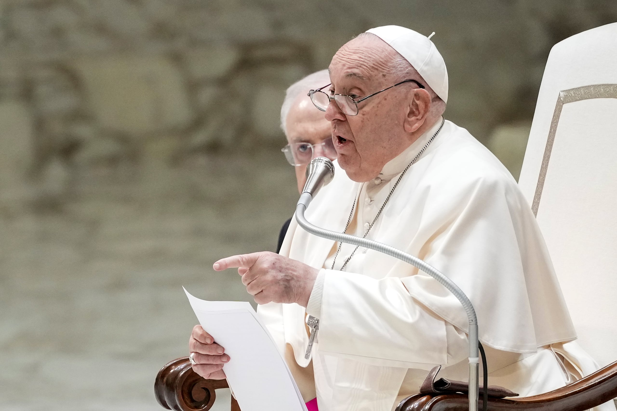 El papa Francisco habla durante su mensaje de Navidad a empleados del Vaticano en la sala Pablo VI del Vaticano, el sábado 21 de diciembre de 2024. (AP Foto/Andrew Medichini)