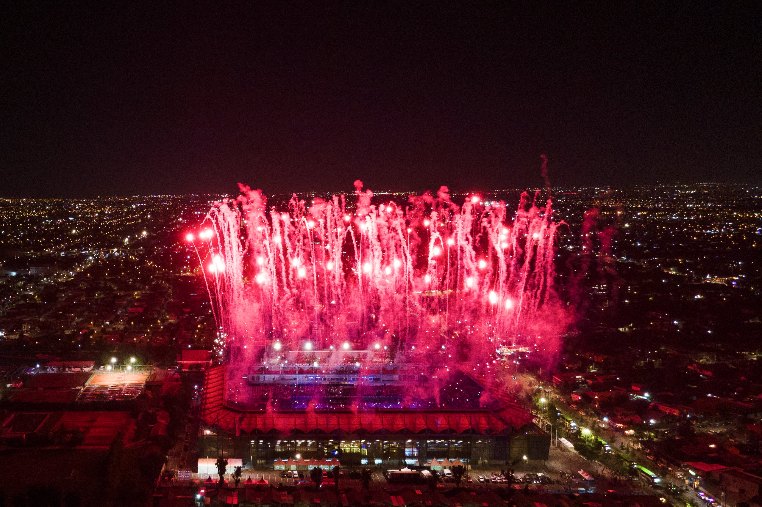 Fuegos artificiales durante la ceremonia de clausura de los Juegos Panamericanos en el estadio Bicentenario en Santiago, Chile, el domingo, 5 de noviembre de 2023.