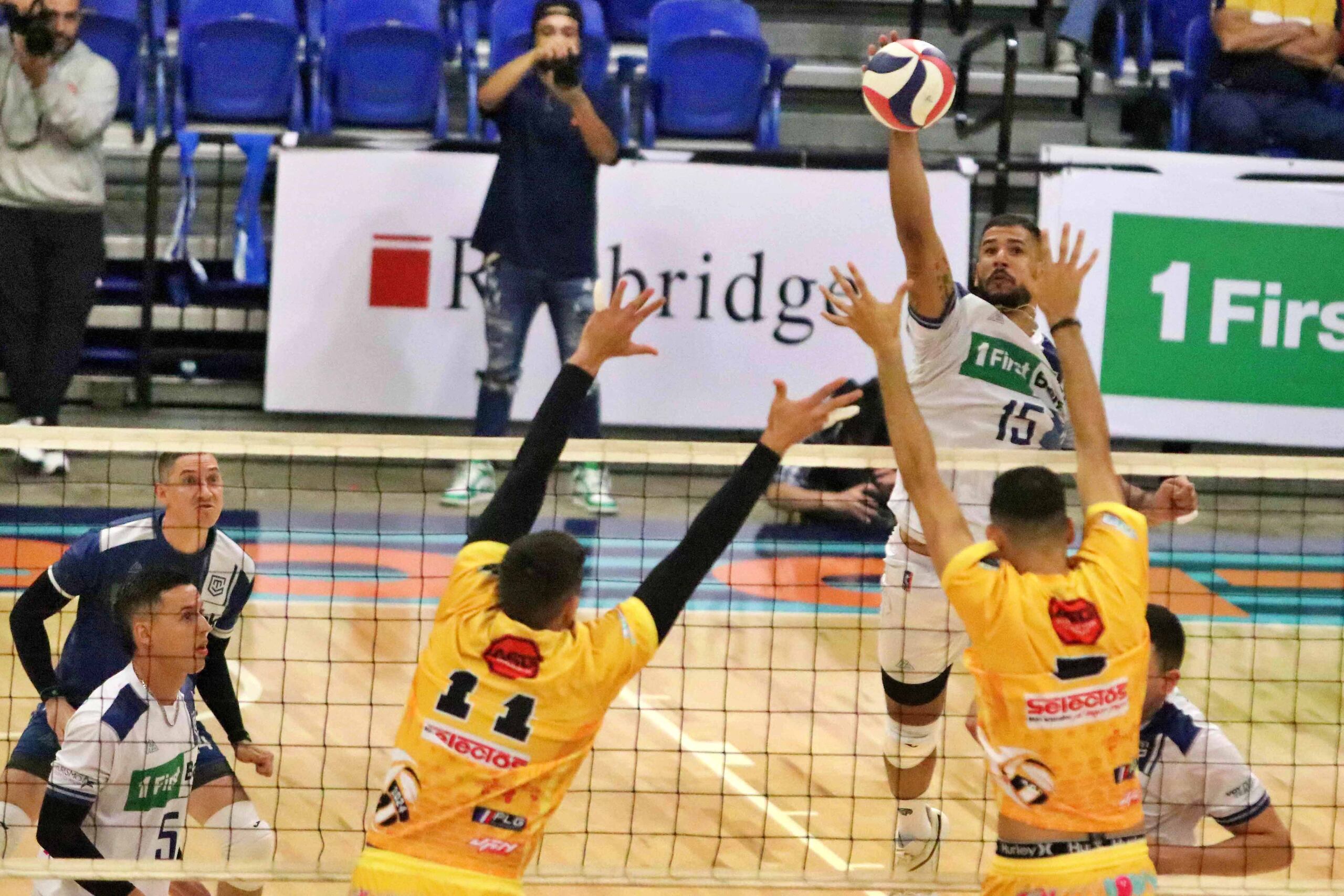 Inovel Romero, de los Mets de Guaynabo, realiza un ataque en el cuarto partido de la final 2024 de la LVSM.