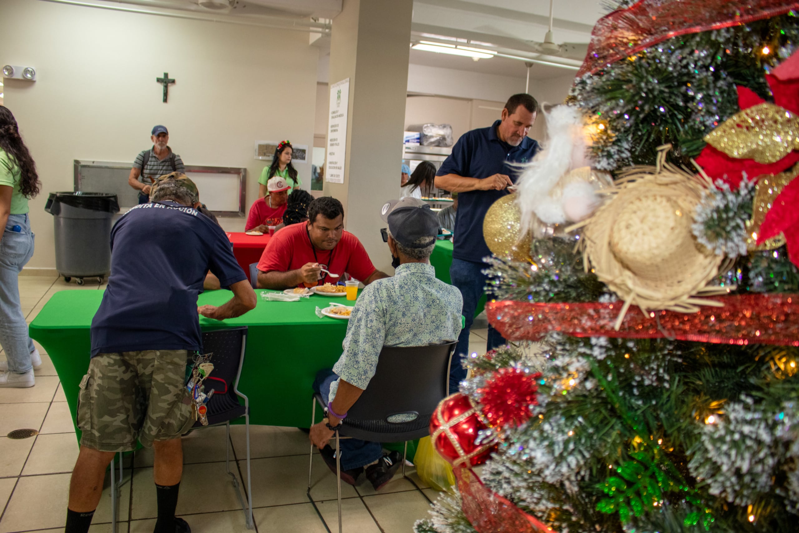La Fondita de Jesús celebró una actividad especial de Acción de Gracias para personas sin hogar durante la se ofreció desayuno para un centenar de personas, además de un acto religioso, juegos y el almuerzo.