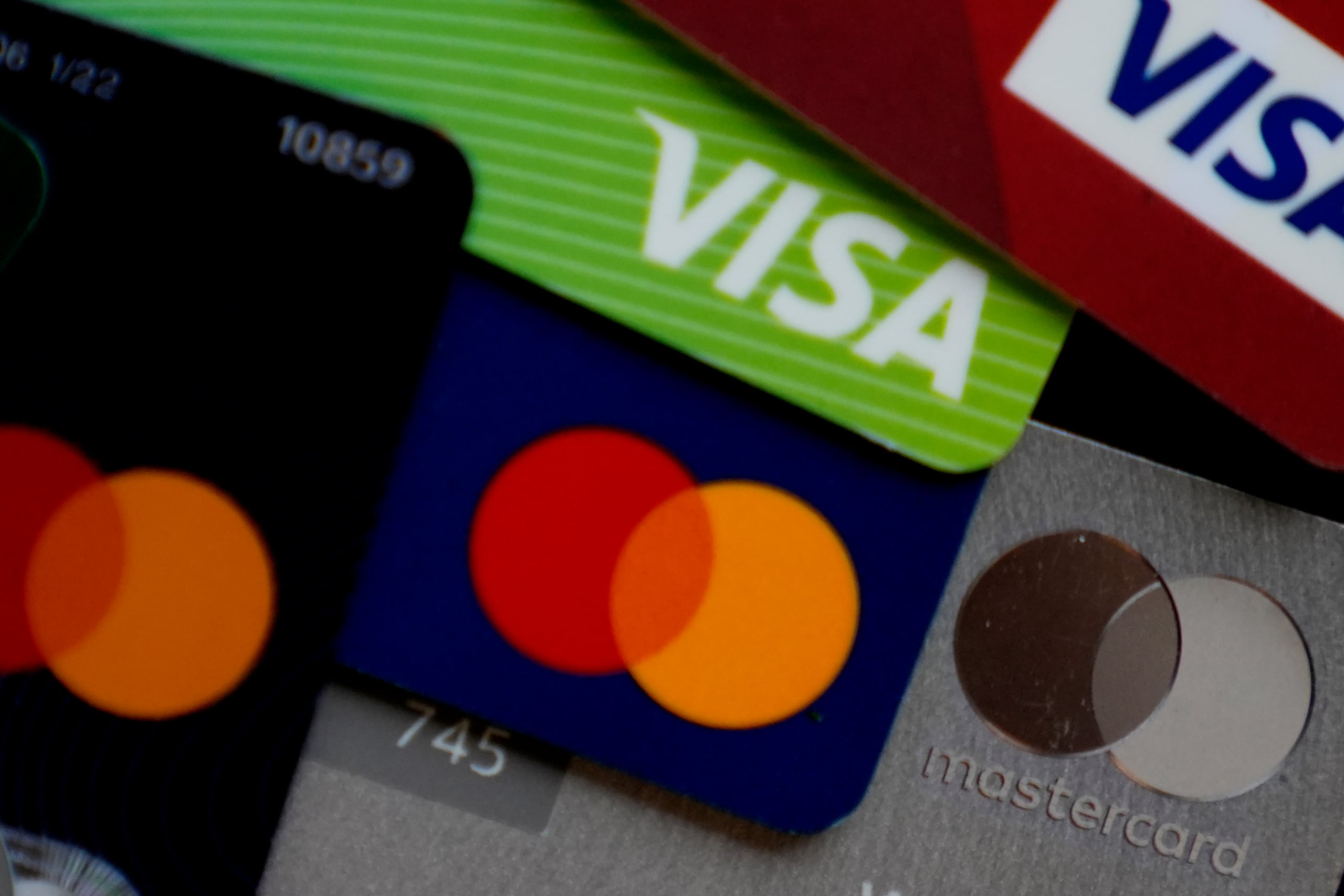 Si tiene problemas para que el dinero le alcance hasta fin de mes, puede preguntarle a sus emisores de crédito con relación a programas sobre condiciones de vida difíciles.