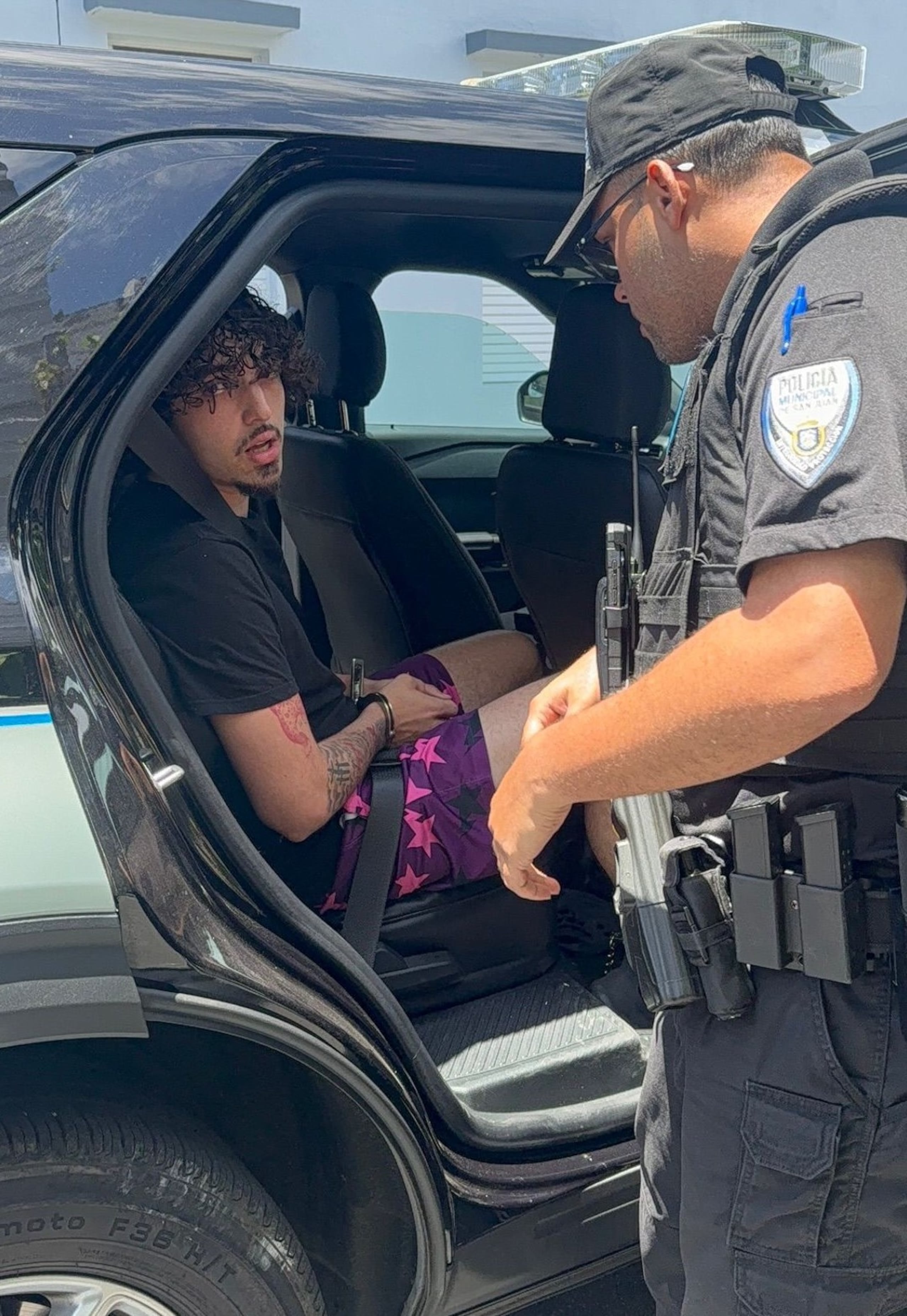 Era buscado por autoridades del estado de Florida por cargos de manipulación o fabricación de evidencia física, uso ilegal de un dispositivo de comunicación bidireccional, informe falso a un oficial del orden público y proporcionar información falsa sobre la presunta comisión de un delito.