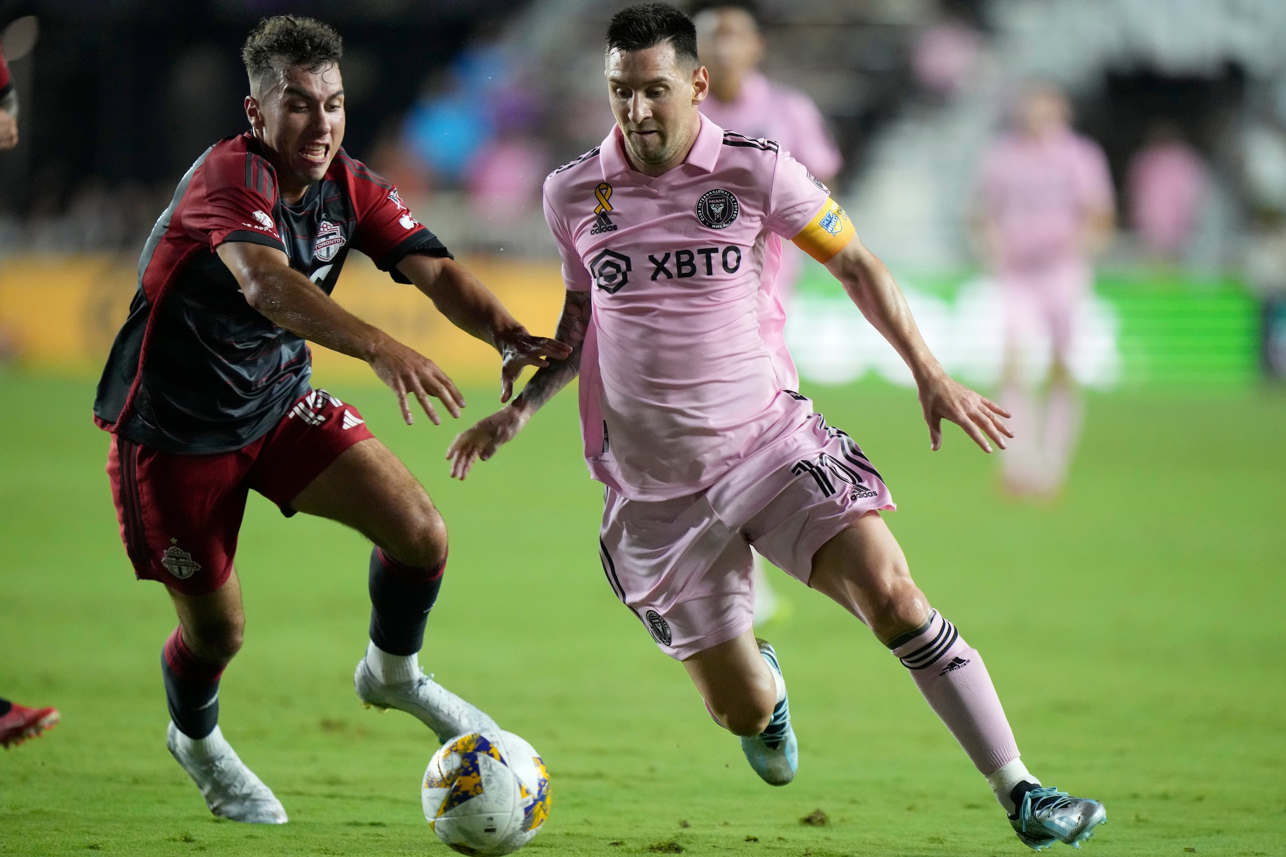 El argentino Lionel Messi, del Inter Miami, conduce el balón junto a Kobe Franklin, de Toronto FC, en el partido de la MLS, el miércoles 20 de septiembre de 2023, en Fort Lauderdale.
