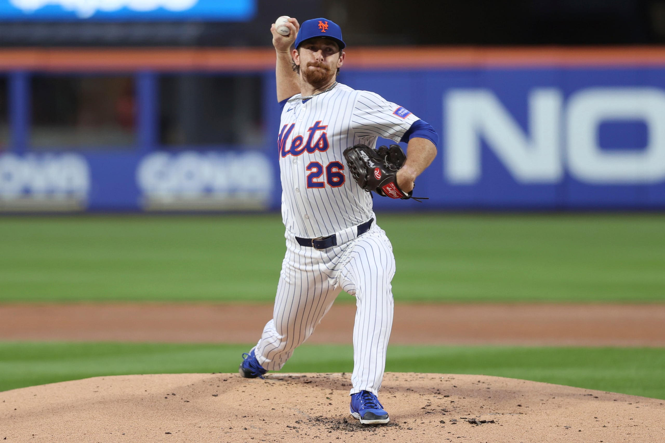 Nolan McLean, de los Mets de Nueva York, lanza en el juego ante los Phillies de Filadelfia.