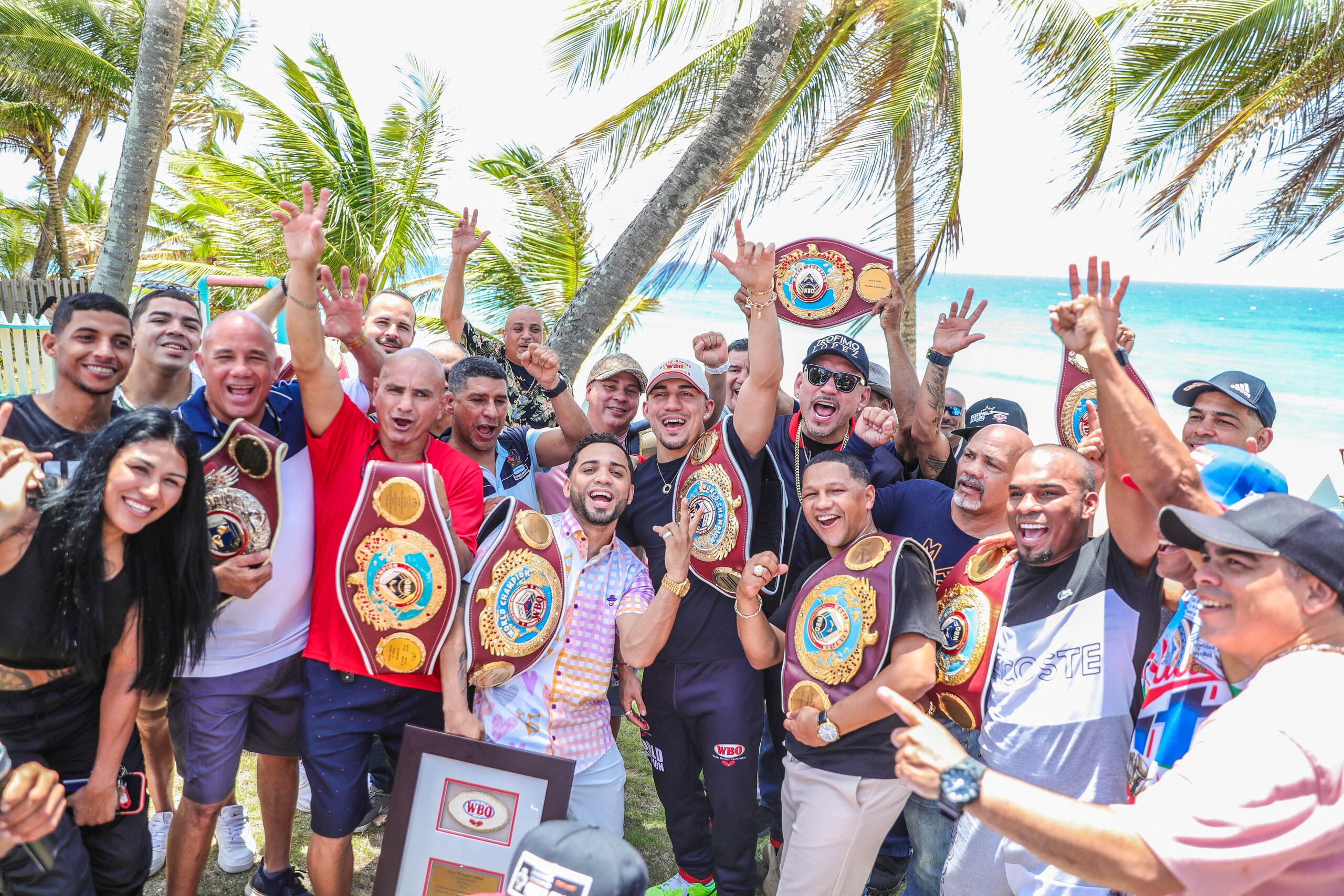 Oscar Collazo y Teófimo López posan junto a otros campeones y excampeones de Puerto Rico.