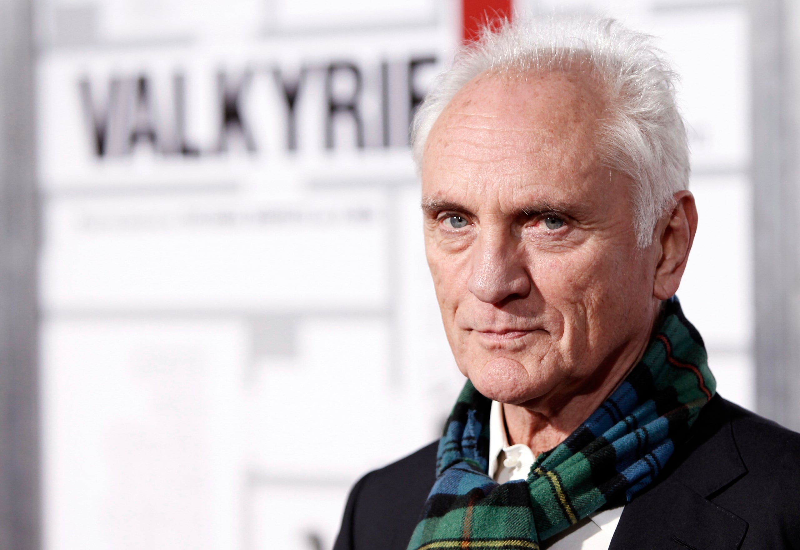 Terence Stamp, miembro del elenco, llega al estreno de "Valkyrie" en Los Ángeles el 18 de diciembre de 2008. (AP Foto/Matt Sayles, archivo)