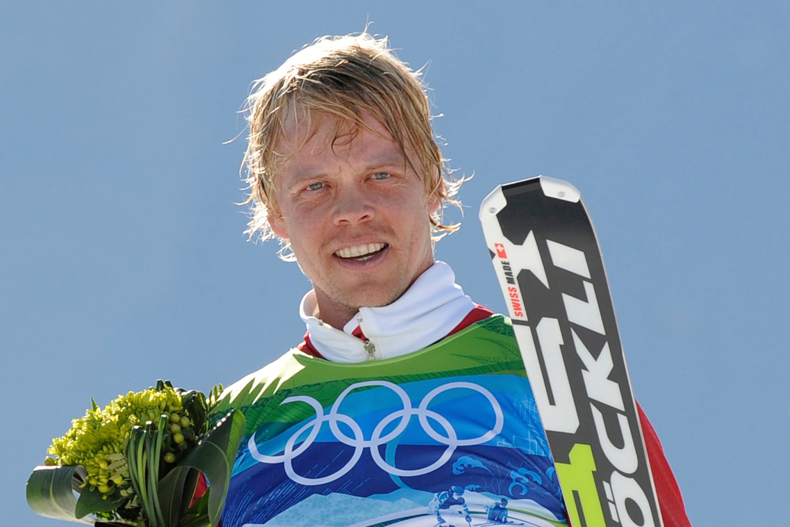Audun Groenvold, de Noruega, celebra tras obtener el tercer lugar en la competencia masculina de skicross en los Juegos Olímpicos de Vancouver 2010, en Vancouver, Columbia Británica, el 21 de febrero de 2010.
