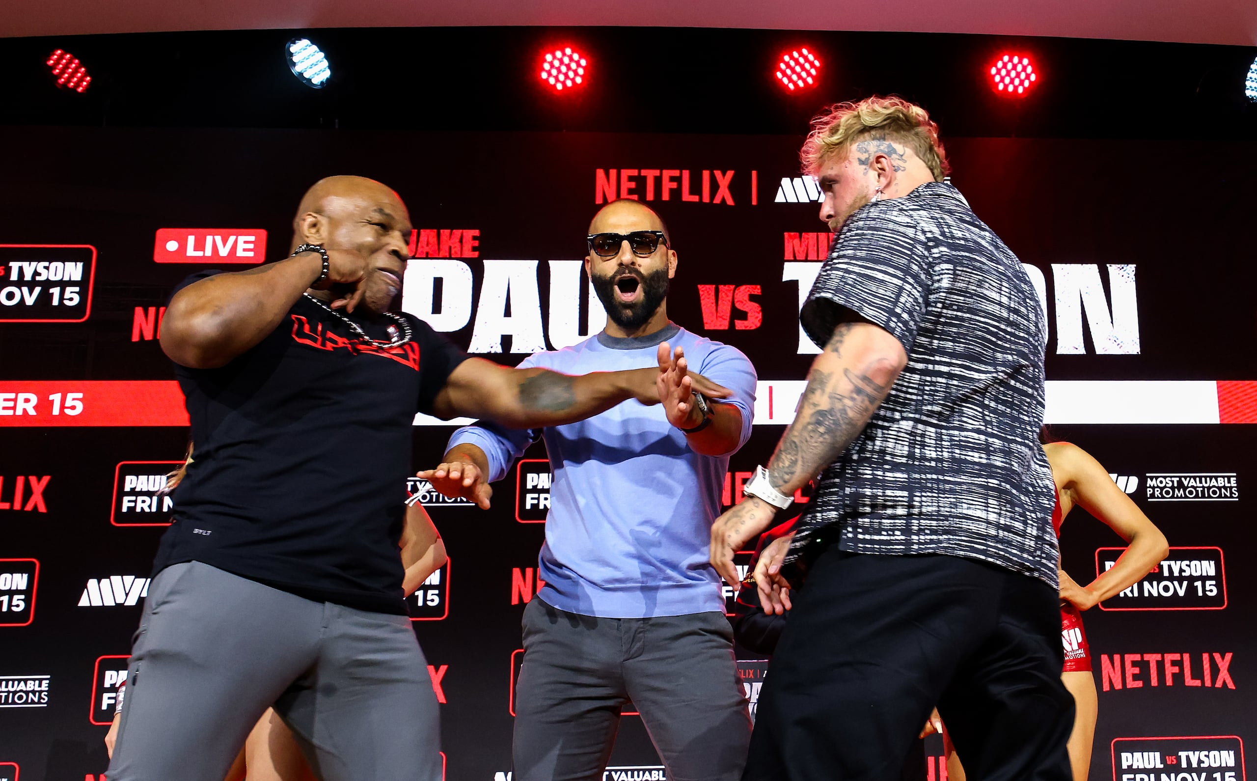 Mike Tyson y Jake Paul aparecen aquí cuando sostuvieron una conferencia de prensa en agosto pasado para promocionar el cartel.