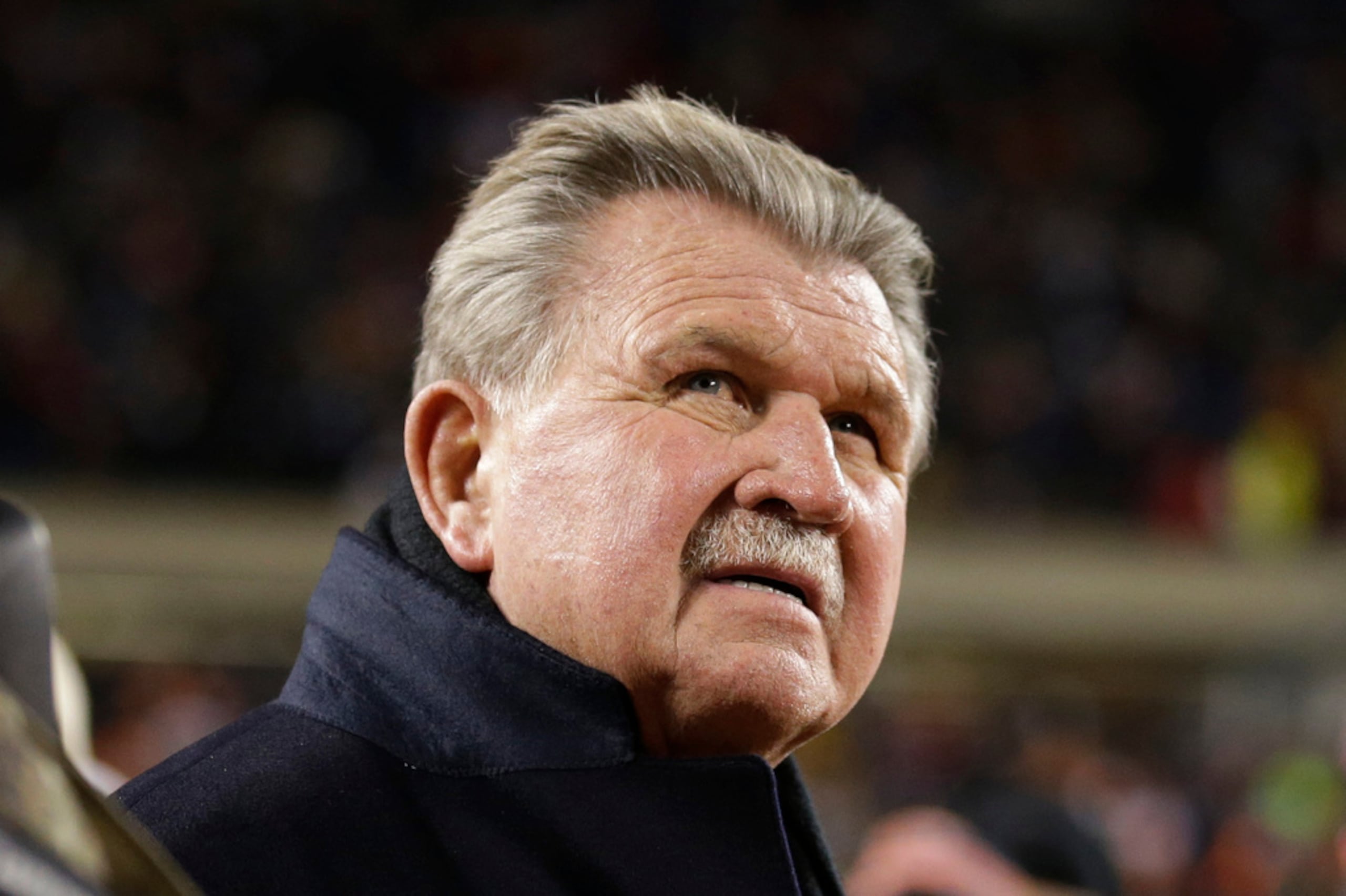 El exjugador y entrenador de fútbol americano de los Bears de Chicago, Mike Ditka, espera la ceremonia del medio tiempo en la que el equipo retiraría su número 89, durante un partido de la NFL entre los Bears y los Cowboys de Dallas, el 9 de diciembre de 2013, en Chicago.
