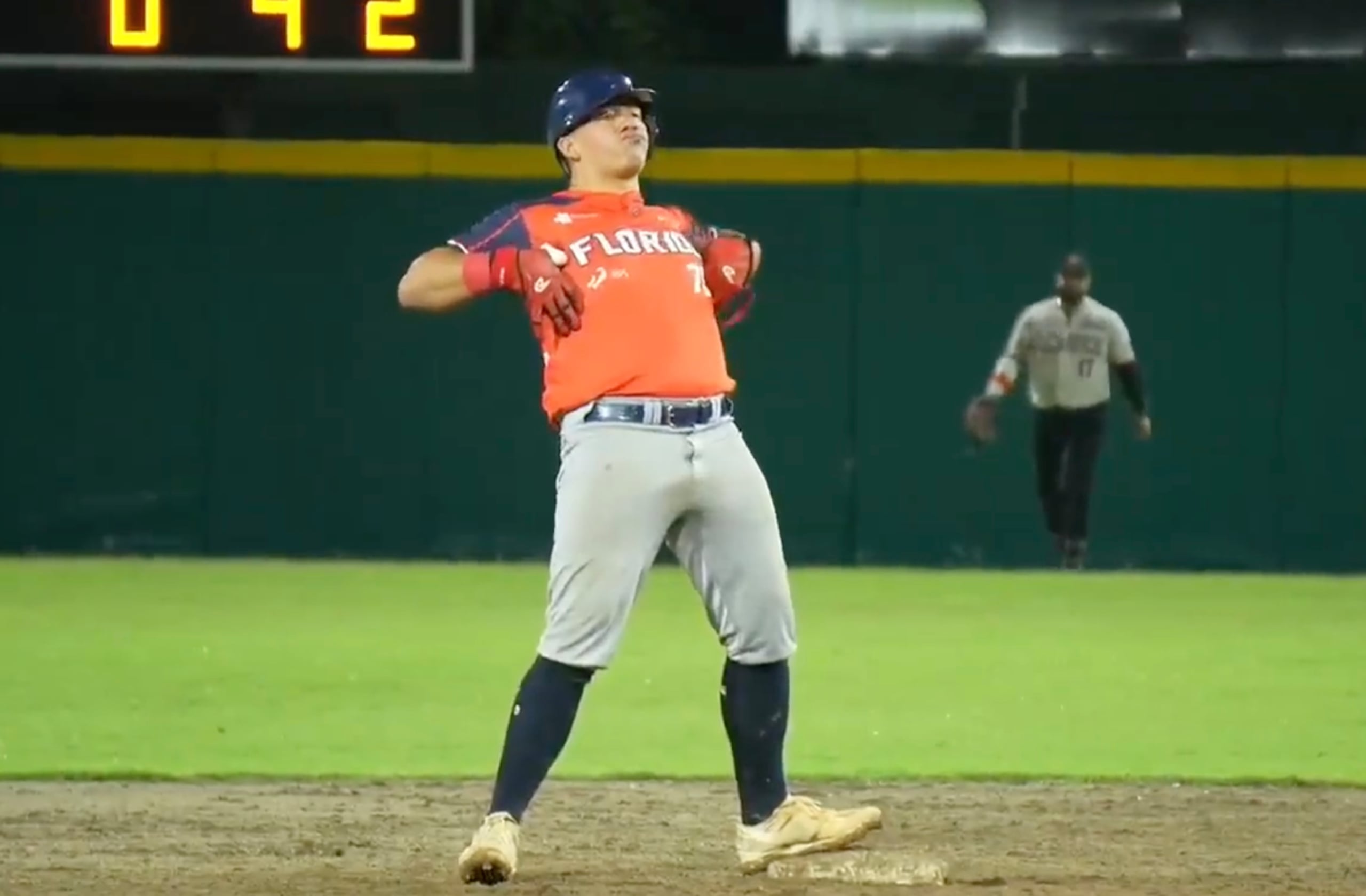 Ángel Figueroa celebra luego de conectar un doblete.