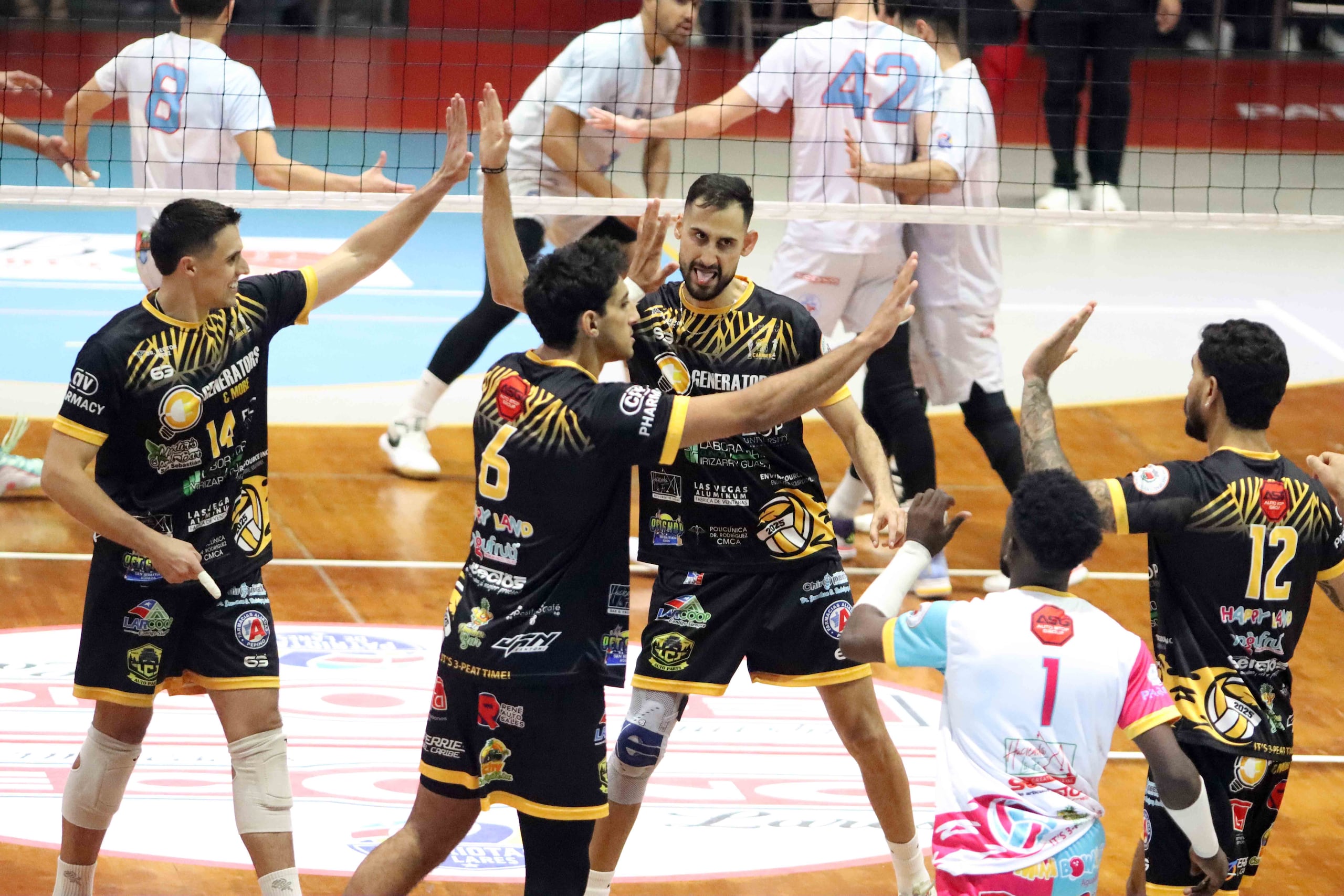 Los Caribes celebran una jugada durante el segundo juego.