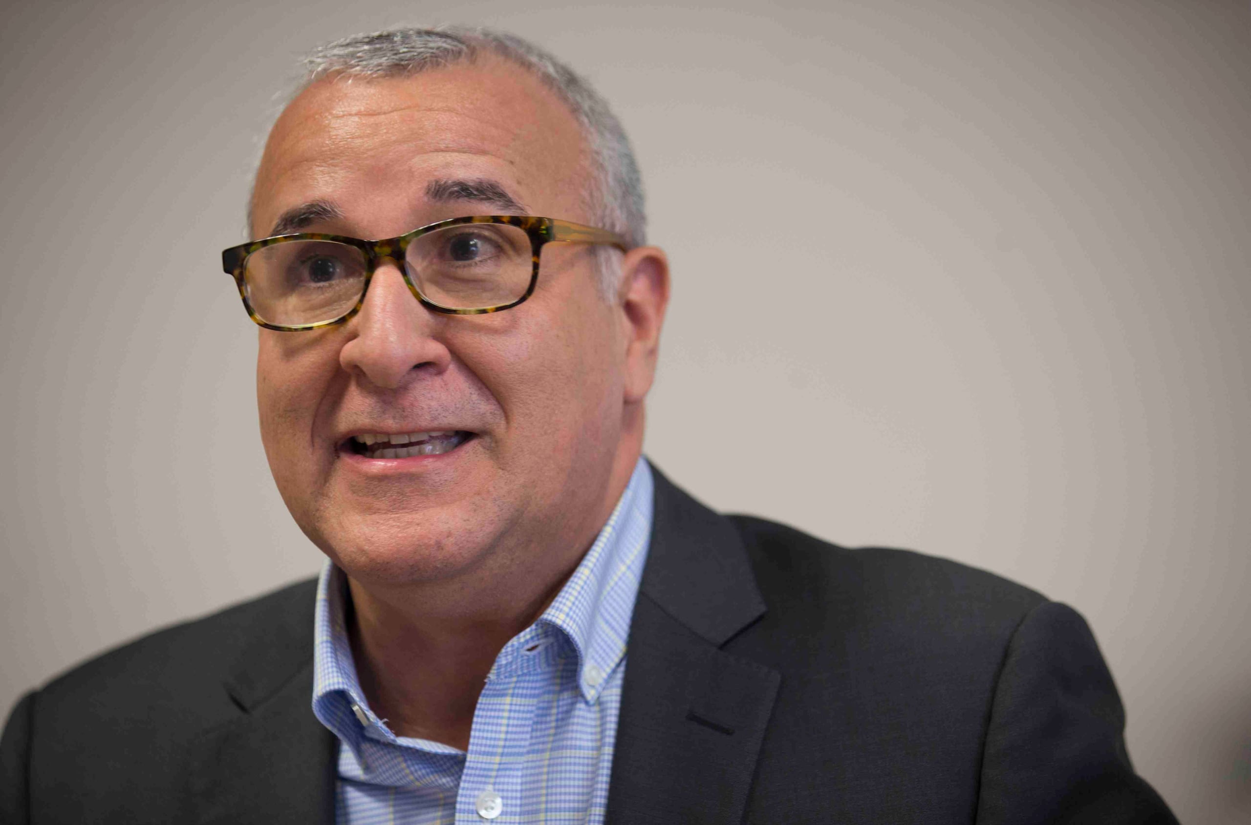 El director estatal de AARP Puerto Rico, José Acarón, explicó que subvencionarán los servicios legales gratuitos a través de cuatro organizaciones. (GFR Media)