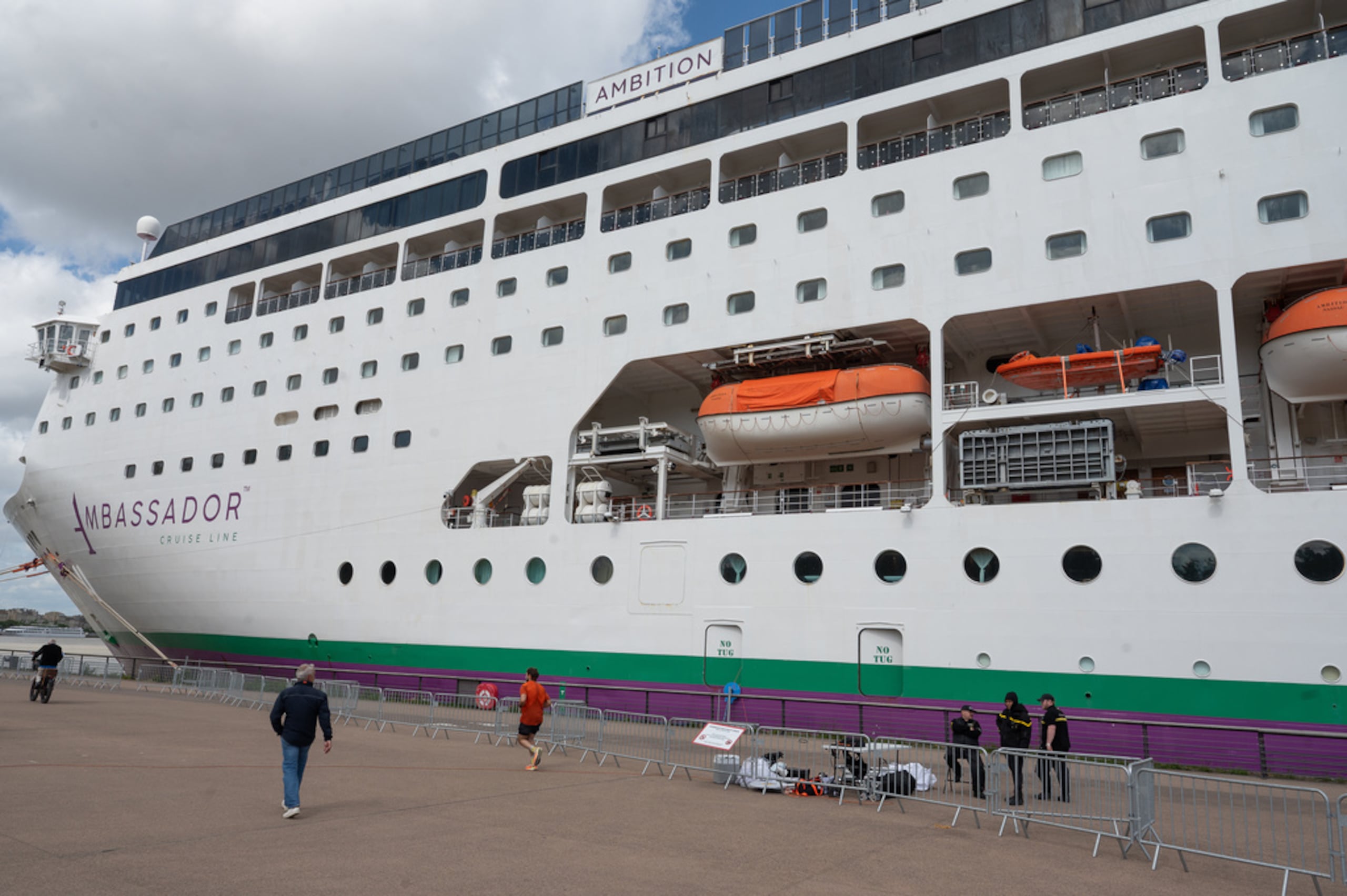 Barrera frente al crucero británico Ambition en Burdeos, suroeste de Francia, el 13 de mayo de 2026.