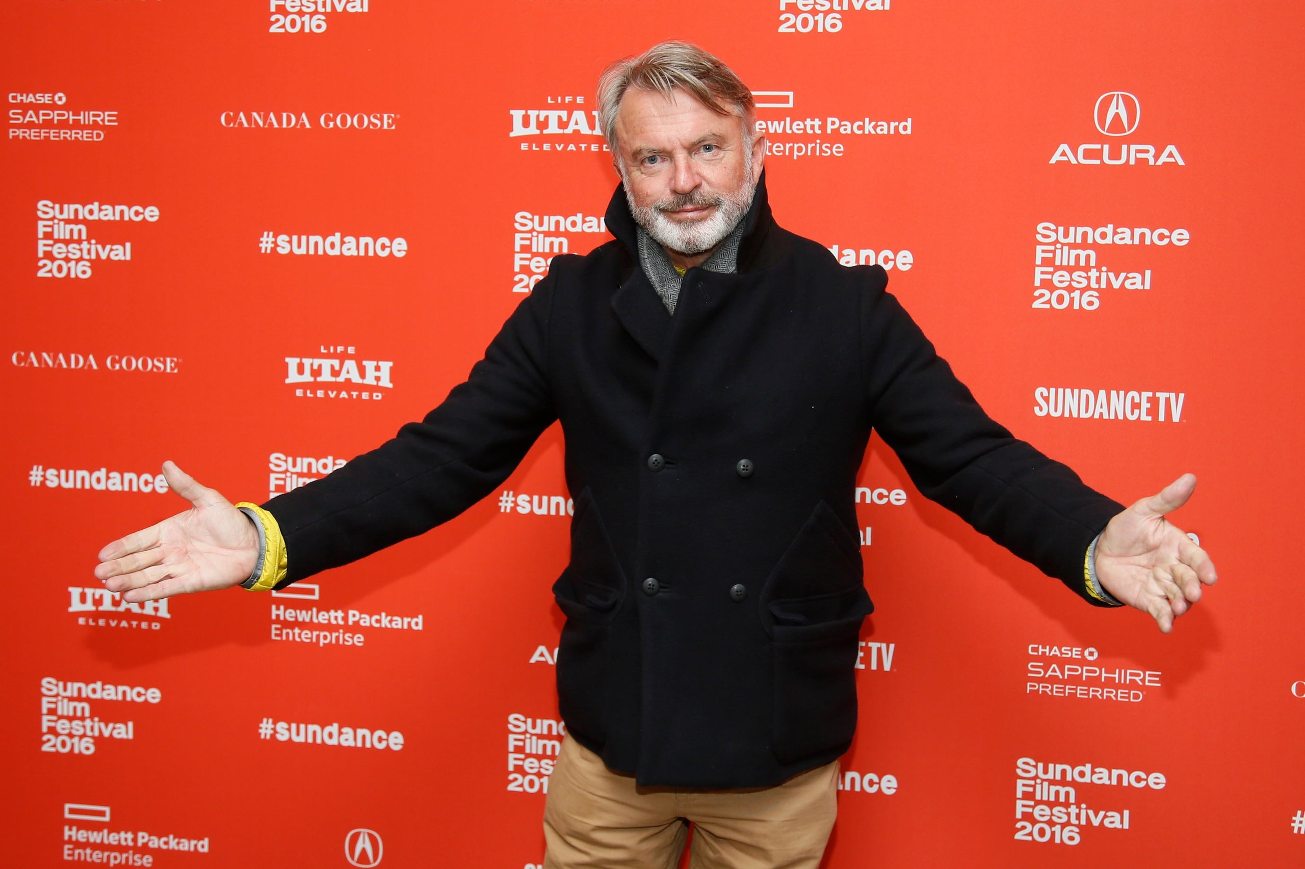 Sam Neill posa en la alfombra de la premier de “Hunt for the Wilderpeople” durante el Festival de Cine de Sundance de 2016, el 22 de enero de 2016, en Park City, Utah.