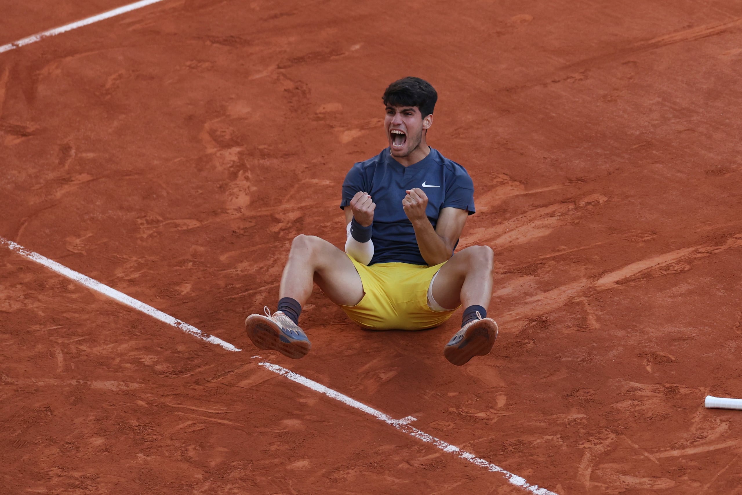 El tenista español Carlos Alcaraz celebra su victoria en la final de Roland Garros frente al alemán Alexander Zverev, en París, el 9 de junio de 2024. (AP Foto/Aurelien Morissard)