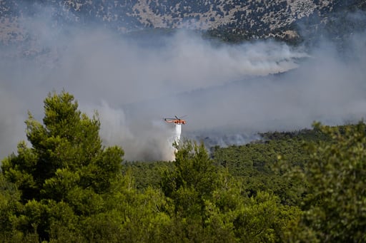 Imagen de la cobertura de: Choque de dos helicópteros durante labores de extinción de un incendio forestal en Grecia