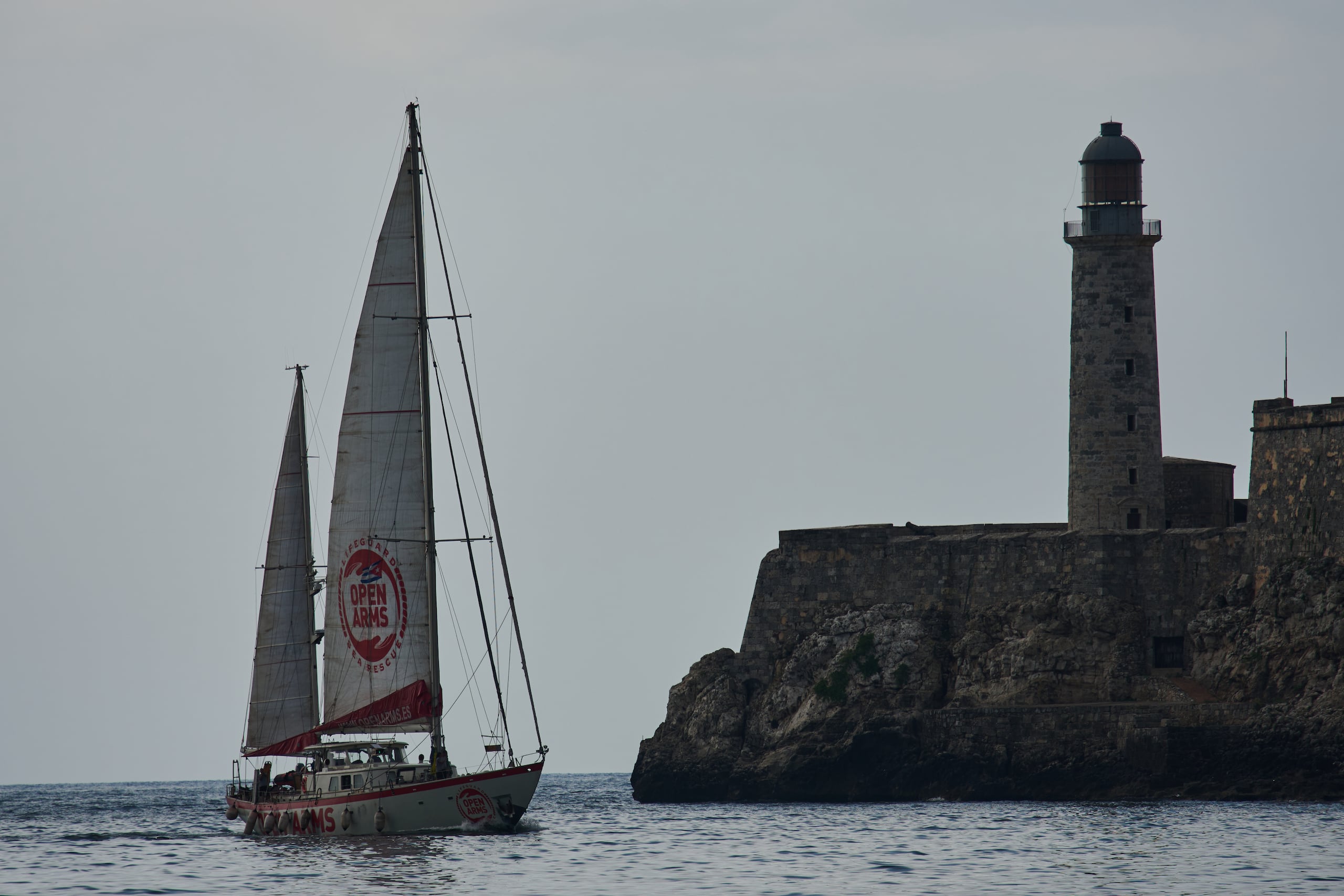 El navío Astral, de la organización humanitaria española Open Arms, llega el domingo 19 de julio de 2026 a la bahía de La Habana, Cuba. (AP Foto/Ramón Espinosa)