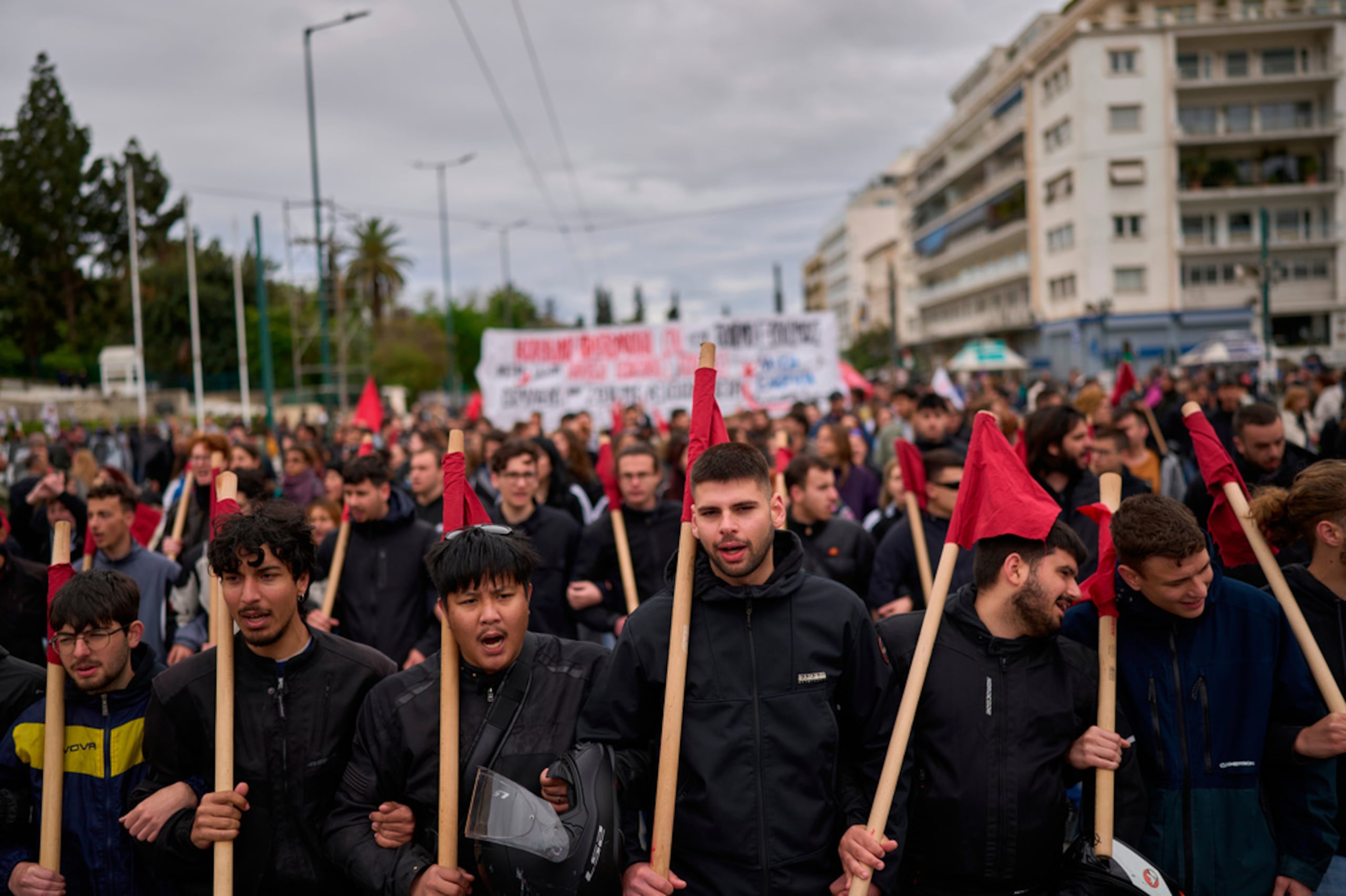 Manifestantes participan en una protesta para conmemorar el Primero de Mayo en Atenas, el 1 de mayo de 2026.