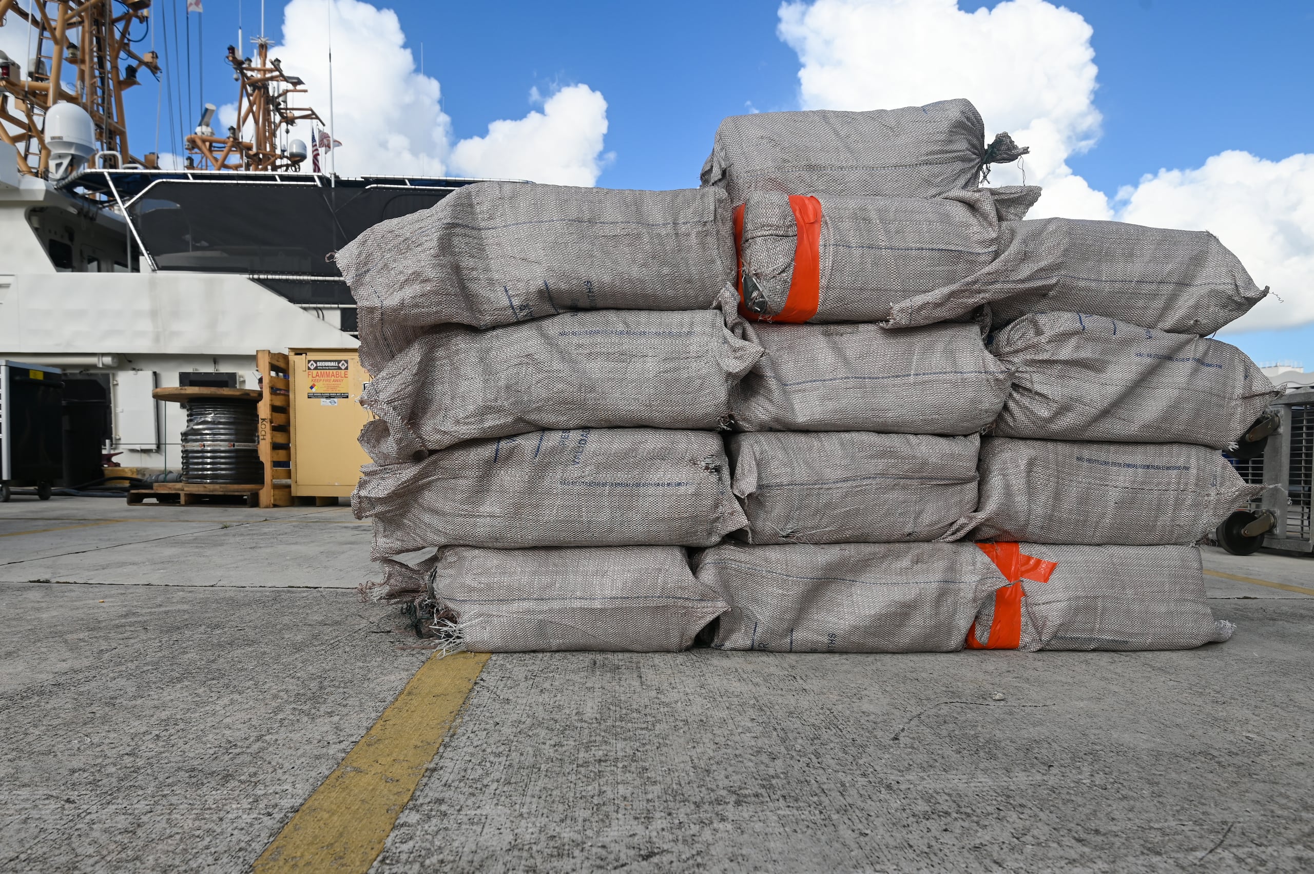 Fotografía cedida por la Guardia Costera de Estados Unidos donde se muestran un cargamento de cocaína decomisado en un operativo en el Caribe, este jueves en Miami, en Estados Unidos. (EFE/Nicholas Strasburg/Guardia Costera EEUU)
