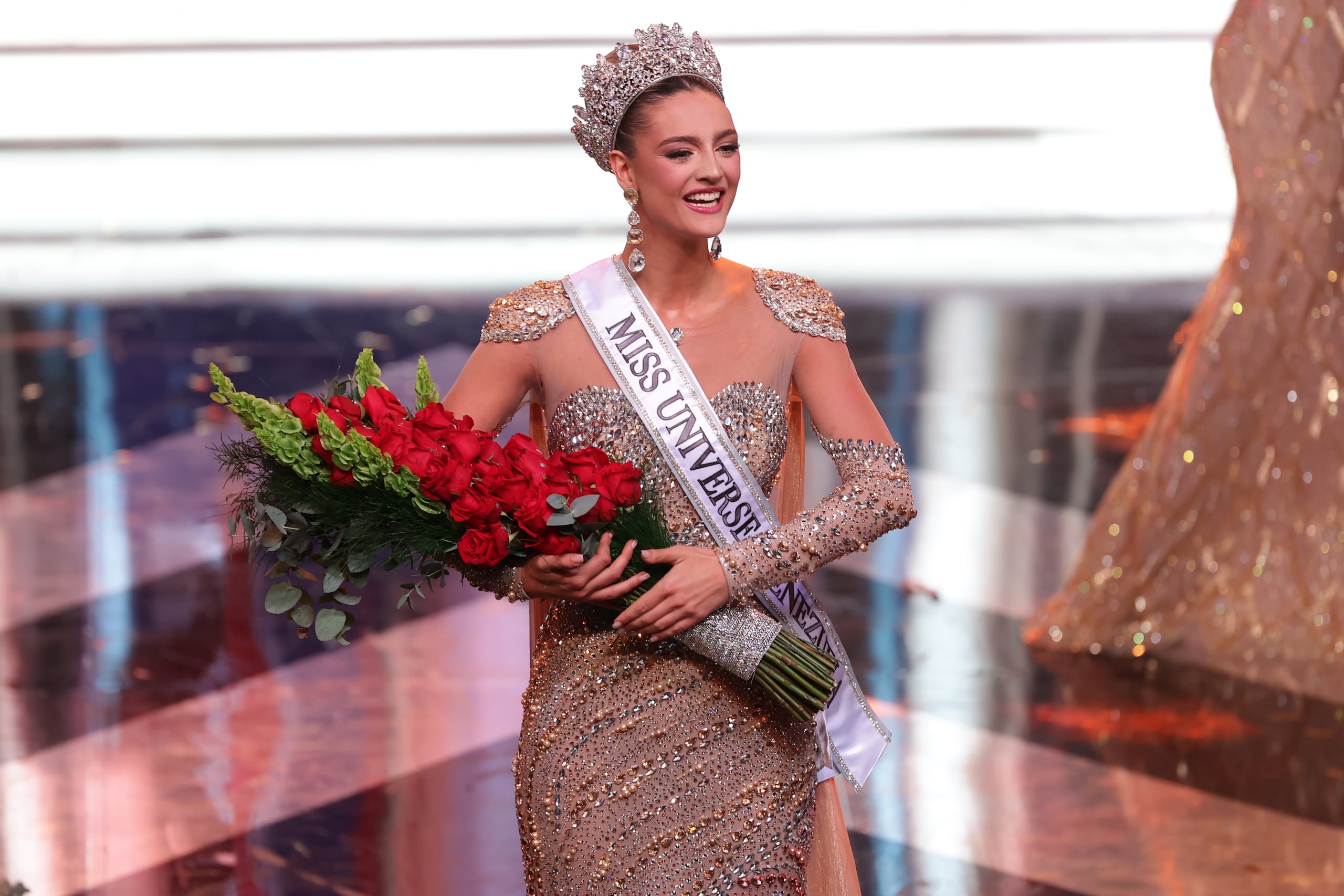 La representante del estado Miranda, Clara Vegas Goetz, sostiene un ramo de flores luego ganar el concurso de belleza Miss Venezuela este jueves, en Caracas.